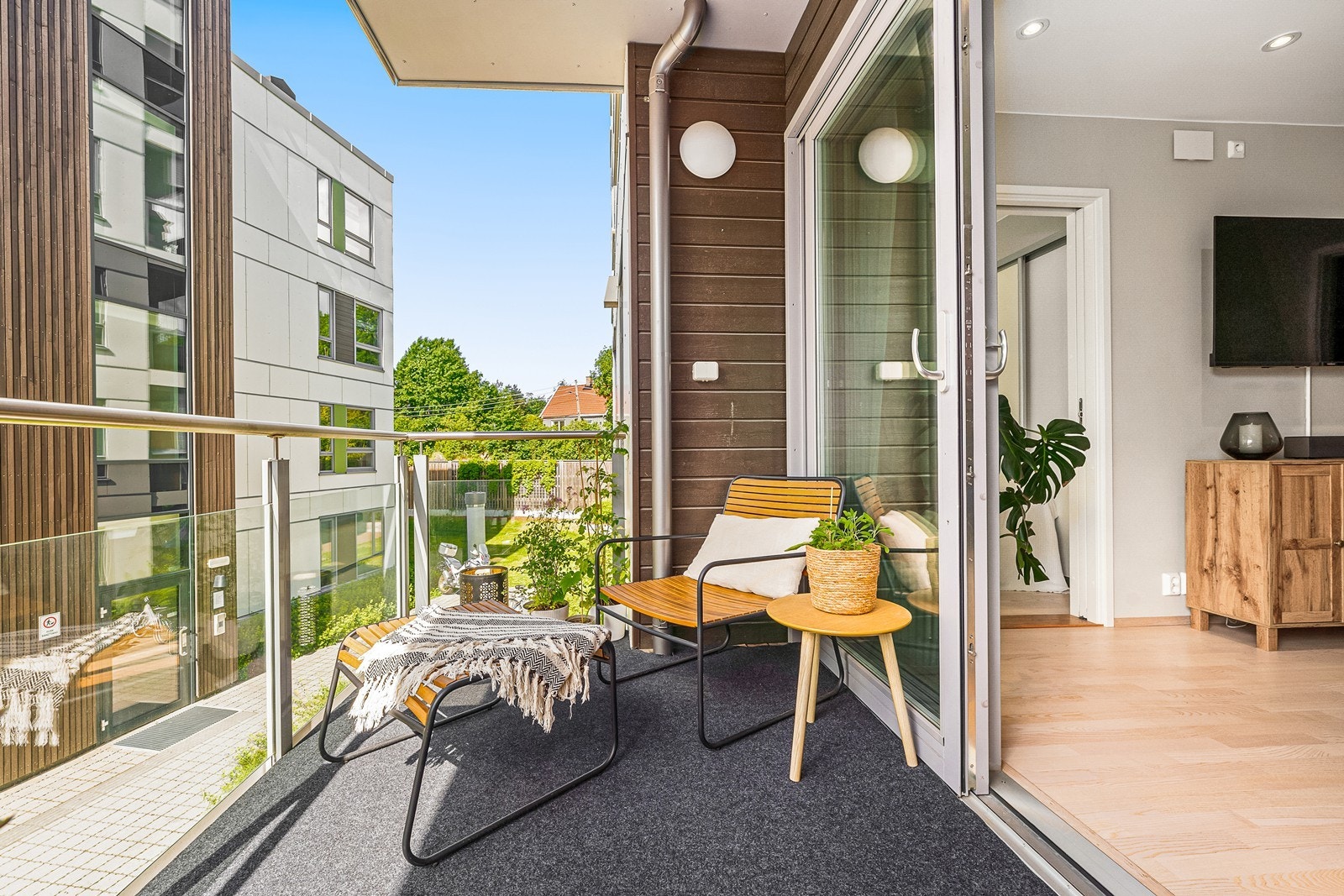 Den brede skyvedøren fra Nordan har 3-lags isolerglass og åpner opp stuen mot balkongen. Galleribilde