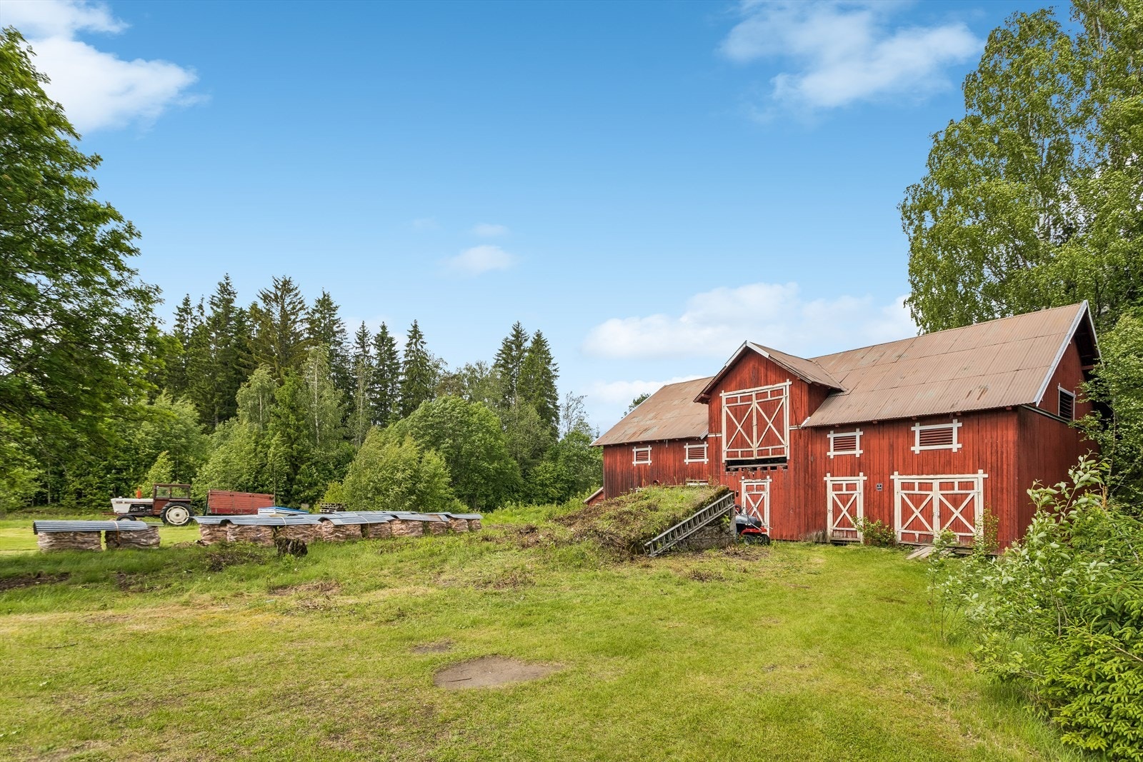 Den frittstående låven fra ca. 1940 gir rikelig med lagringsplass og har et bruksareal på 150 m² i første etasje. Galleribilde
