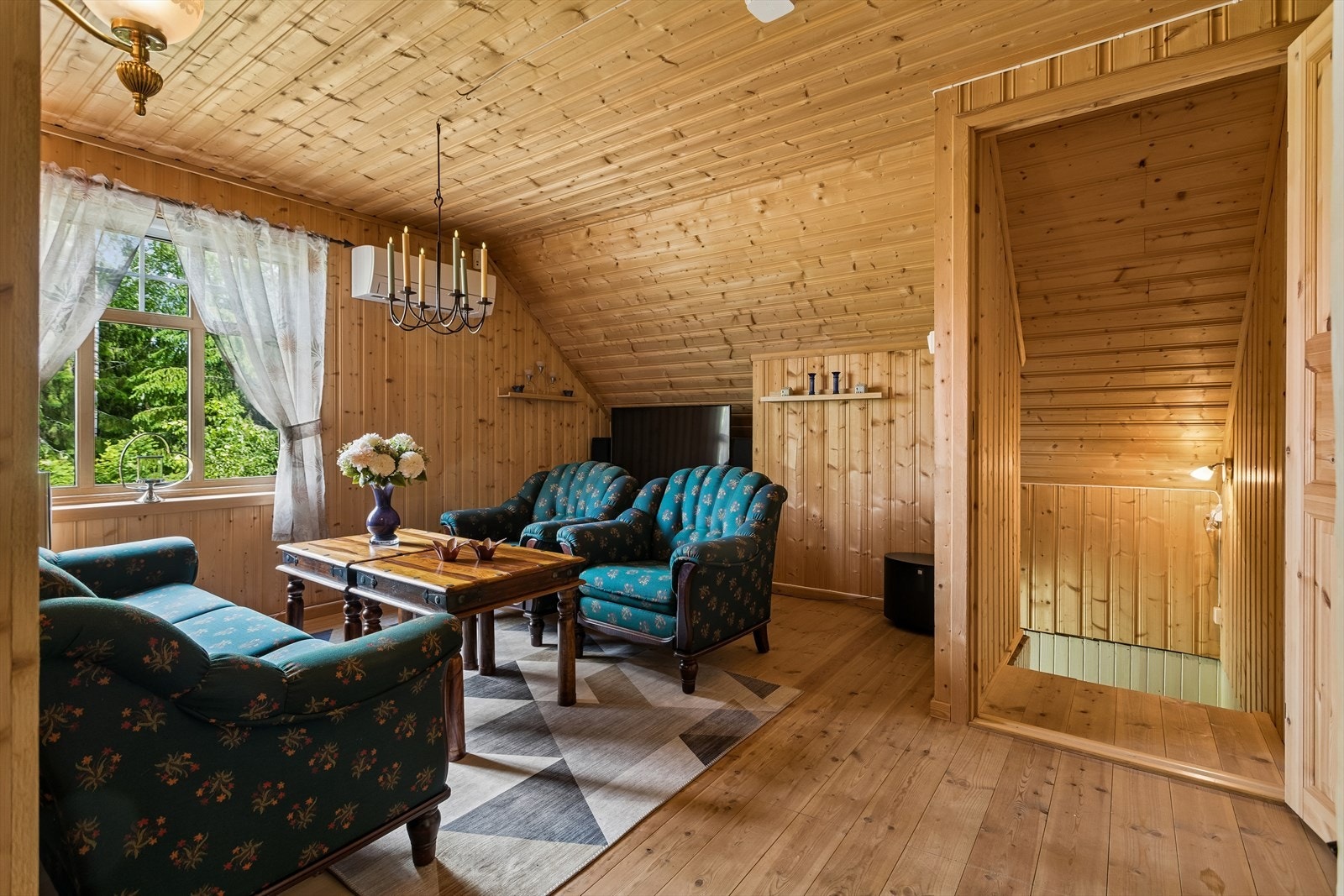 Loftstuen i andre etasje er et lunt og allsidig rom, oppvarmet med en nyere luft-til-luft-varmepumpe. Galleribilde