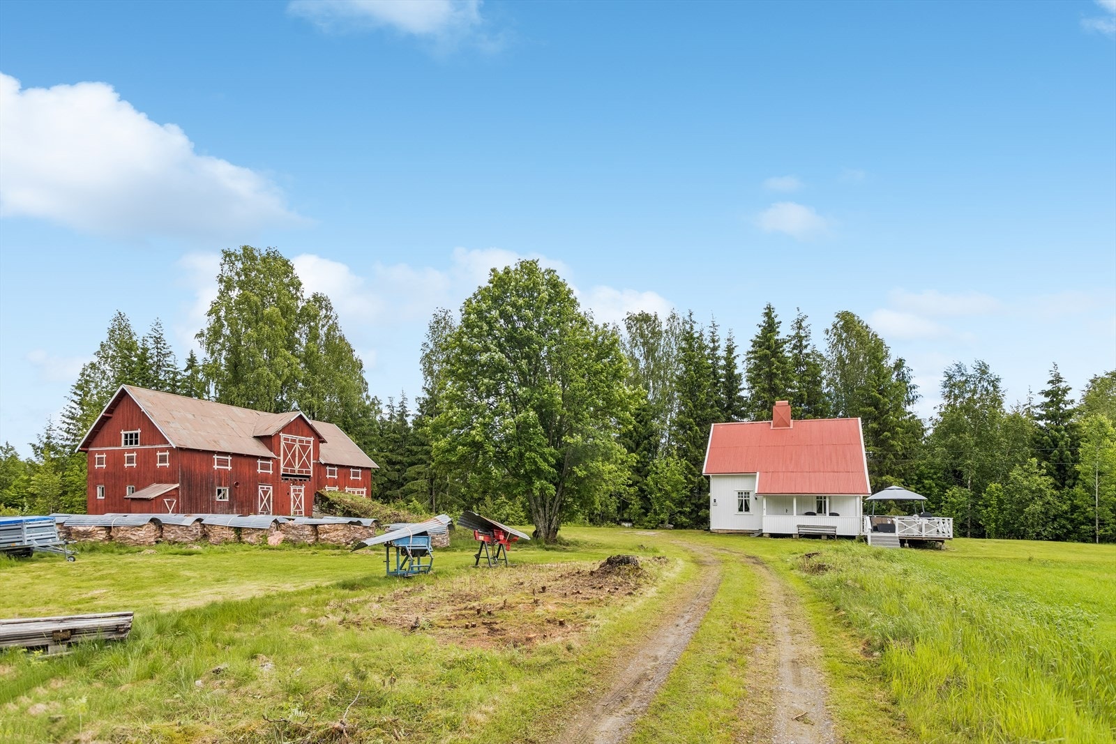 Landlig eiendom med våningshus og en romslig låvebygning. Her bor du fredelig til med skog og kulturlandskap som nærmeste nabo. Galleribilde