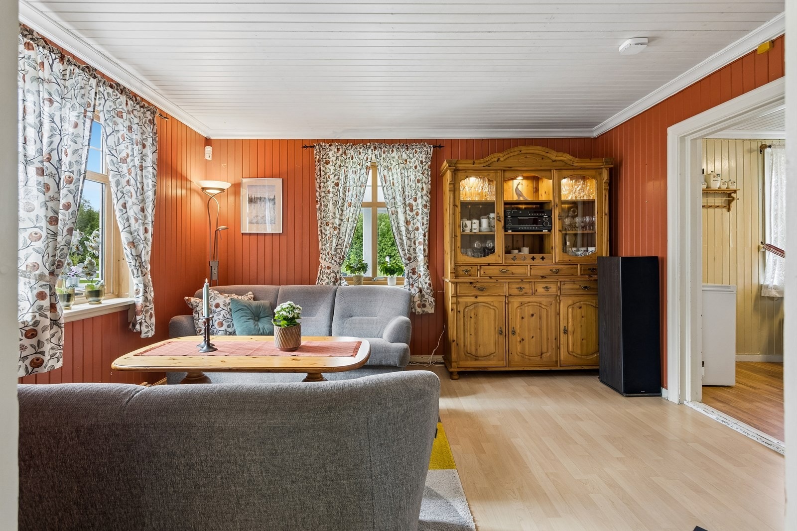 Stuen i første etasje har plass til en komfortabel sittegruppe og er et hyggelig oppholdsrom. Galleribilde