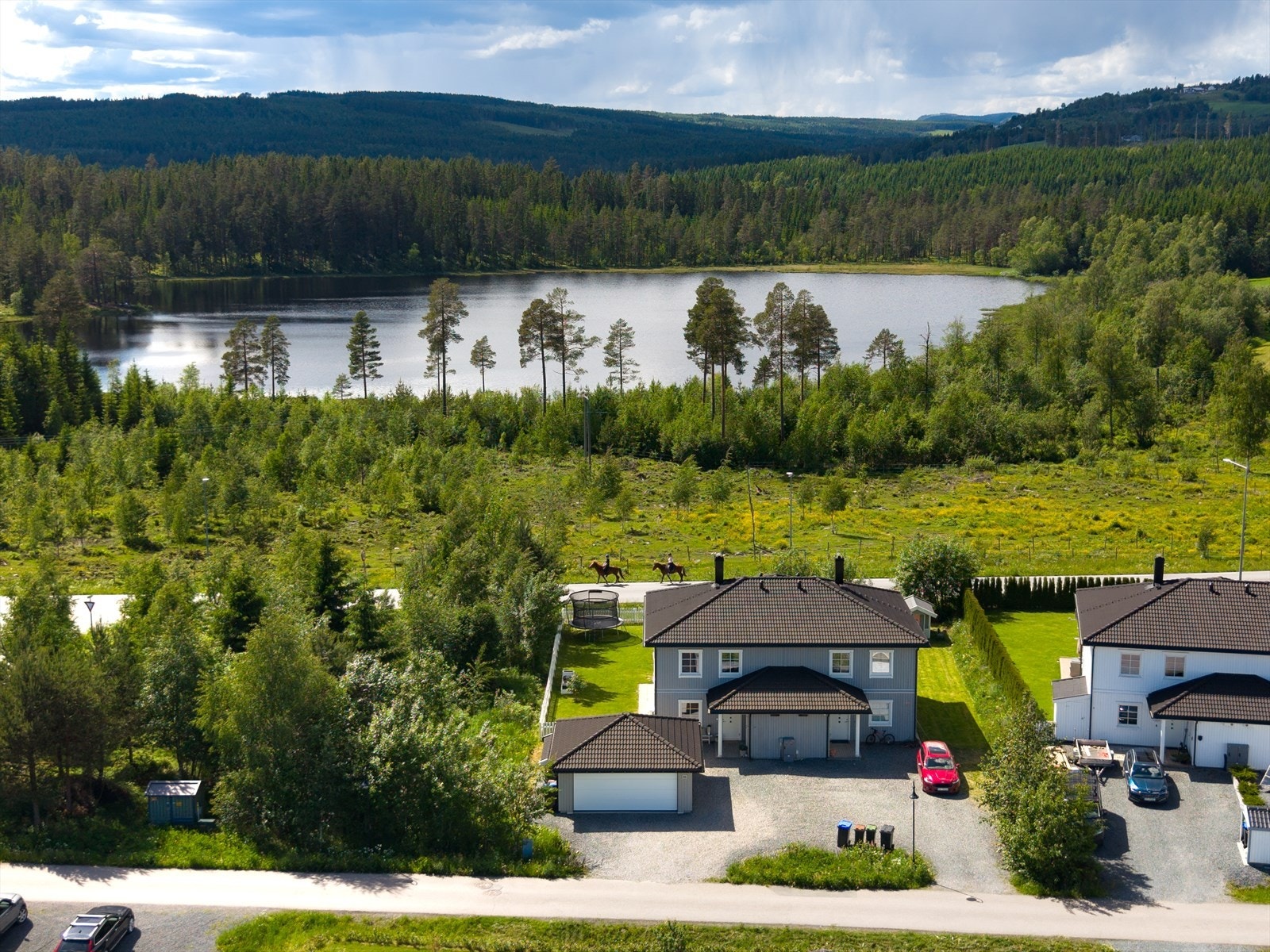 Flott og landlige omgivelser selv om man er meget nærme Gjøvik sentrum. Stall Vang ligger like ved med muligheter for hestehold og ridning. Galleribilde