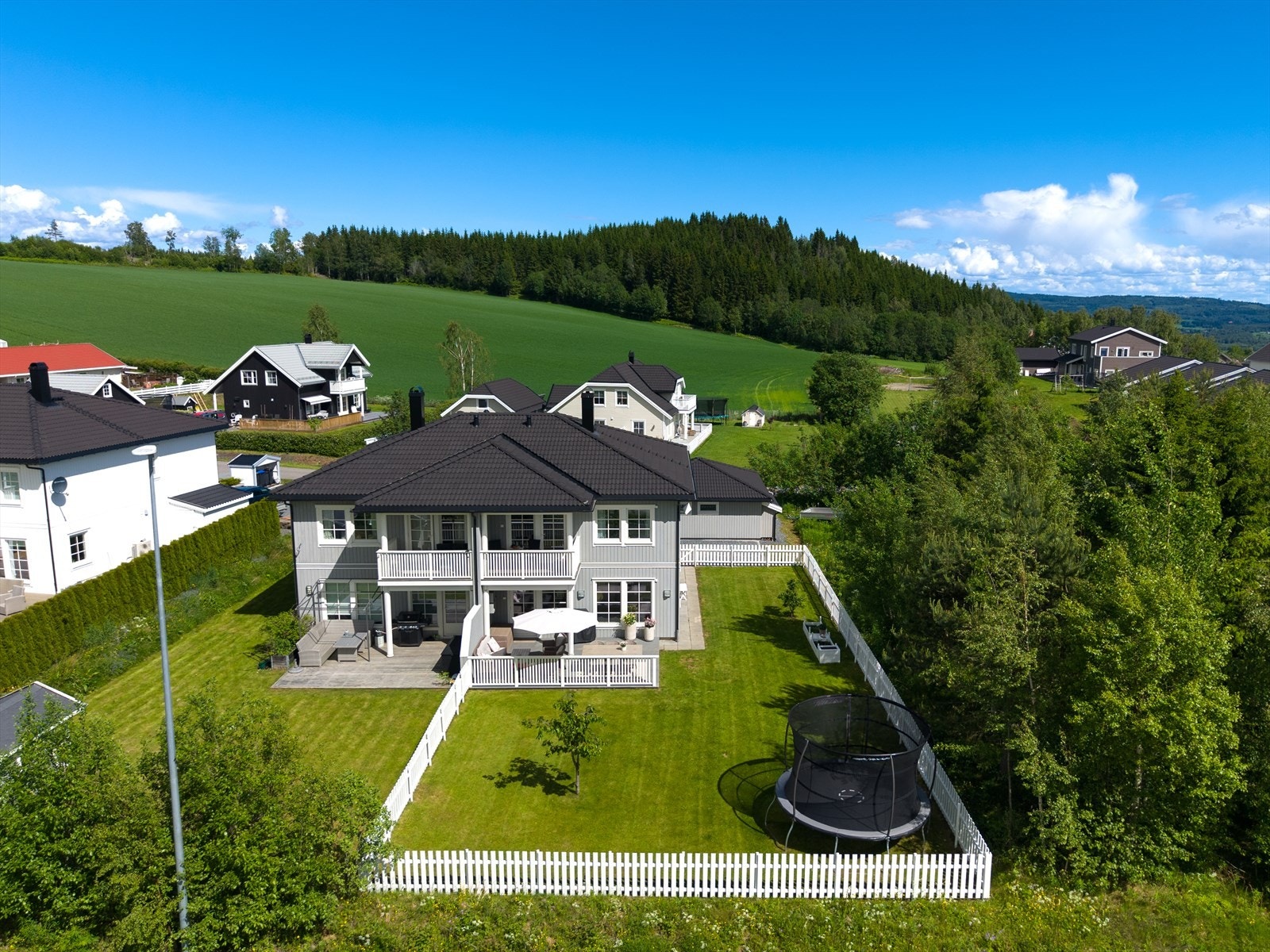 Dette er en vertikaldelt tomannsbolig beliggende fint til i Bråstadlia. Galleribilde