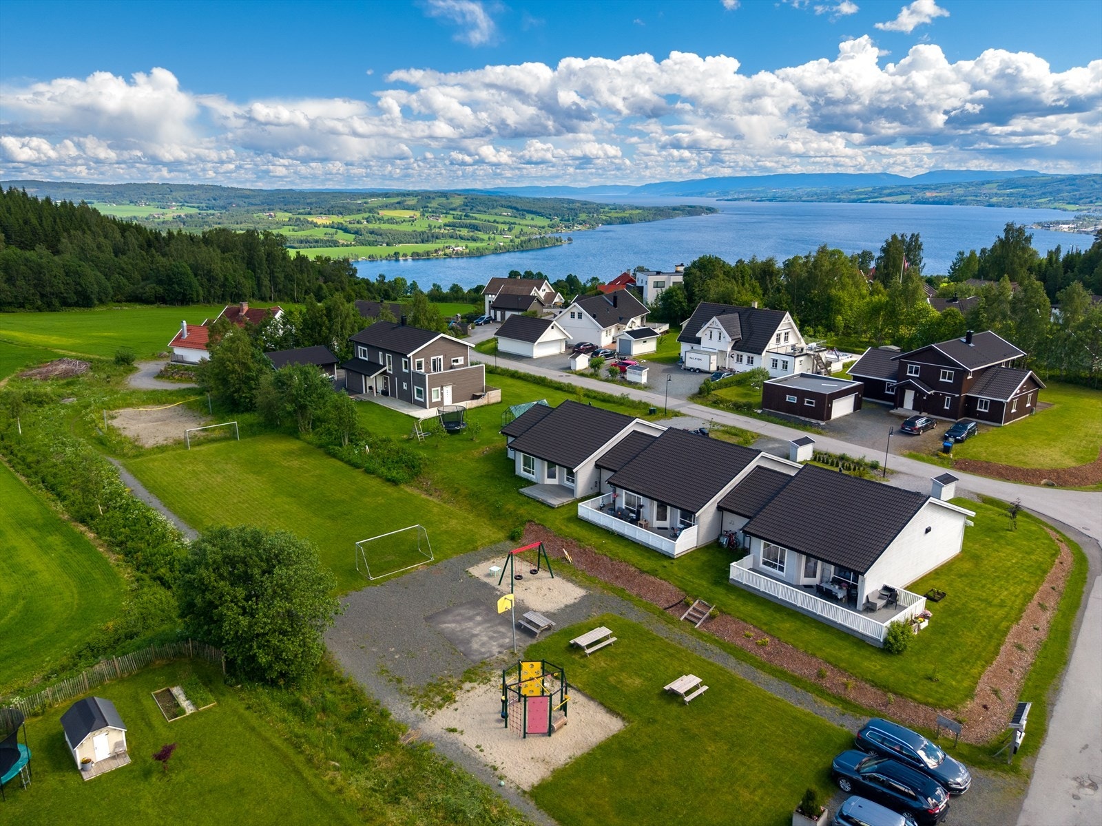 Felles lekeplass og fotballbane for beboerne på byggefeltet. Galleribilde