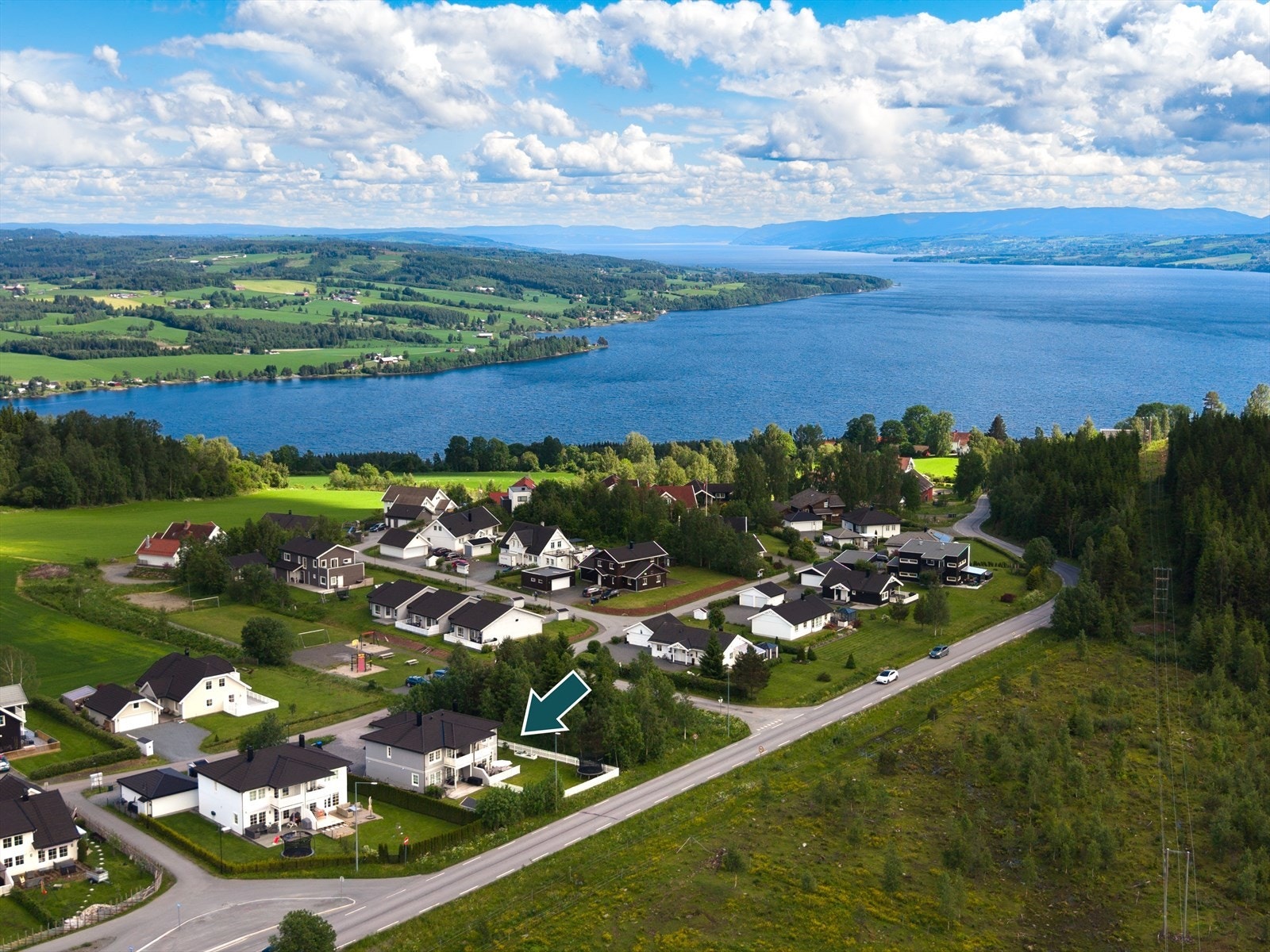 Boligen ligger flott til med det beste av begge verdener; kort veg til Gjøvik sentrum og til flotte turmuligheter! Galleribilde