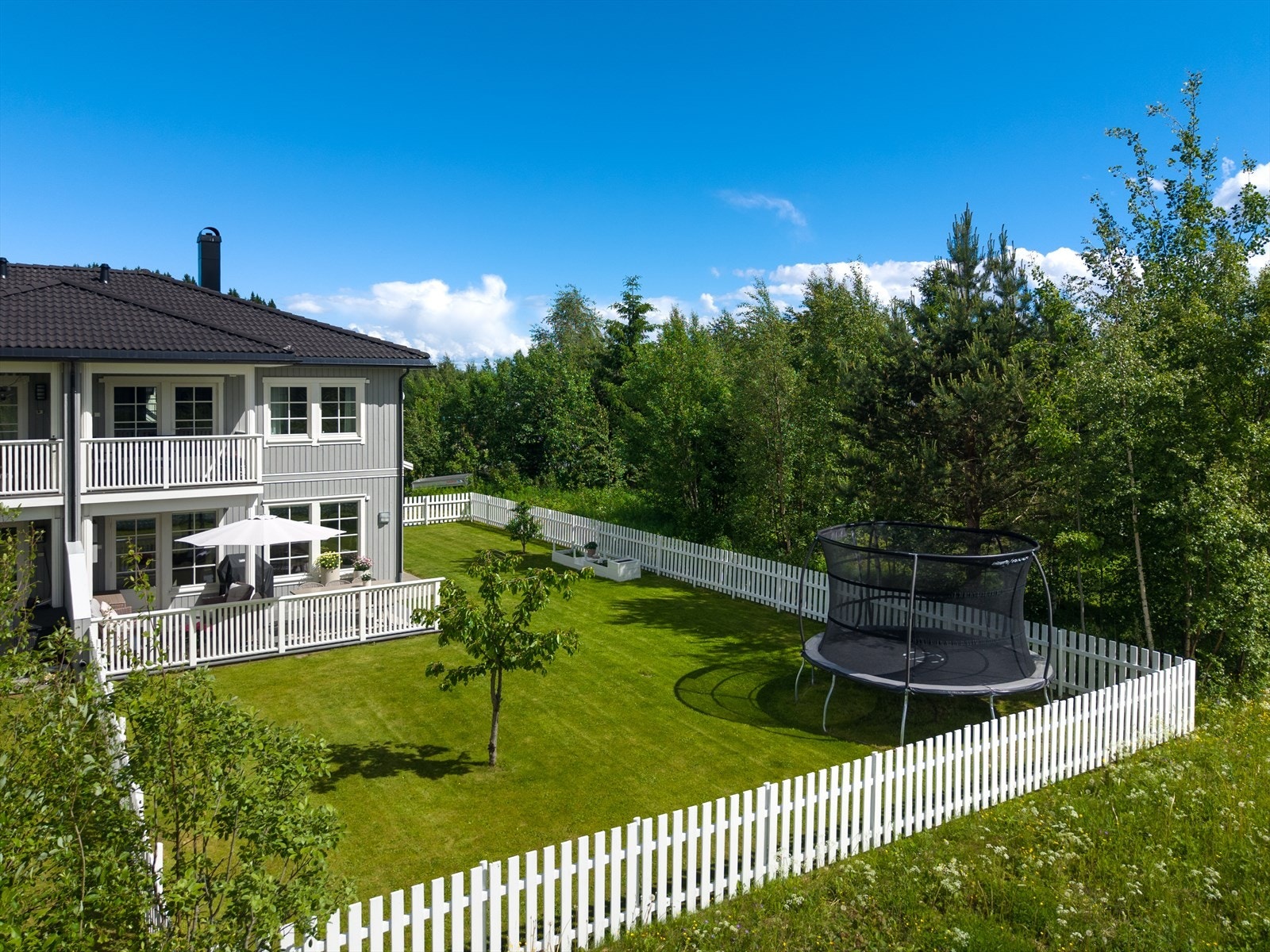 Boligen har et flott, inngjerdet uteområde; perfekt for lek eller avslappende dager i solen. Galleribilde