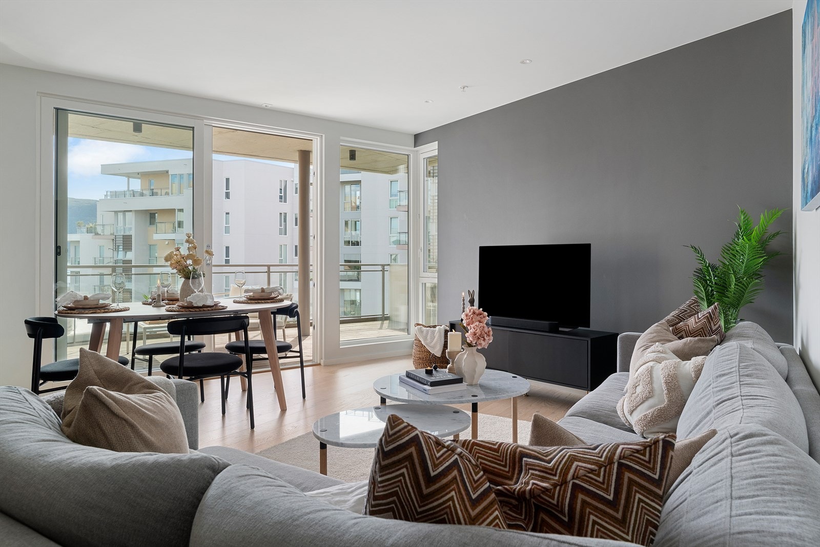 Fra stuen er det enkel tilkomst til verandaen som har skyvedører. Galleribilde