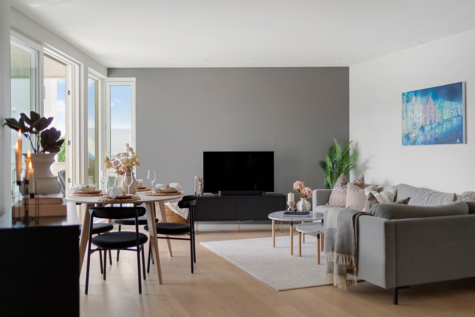 Det er godt med plass til en romslig sofagruppe og en koselig spisegruppe. Galleribilde