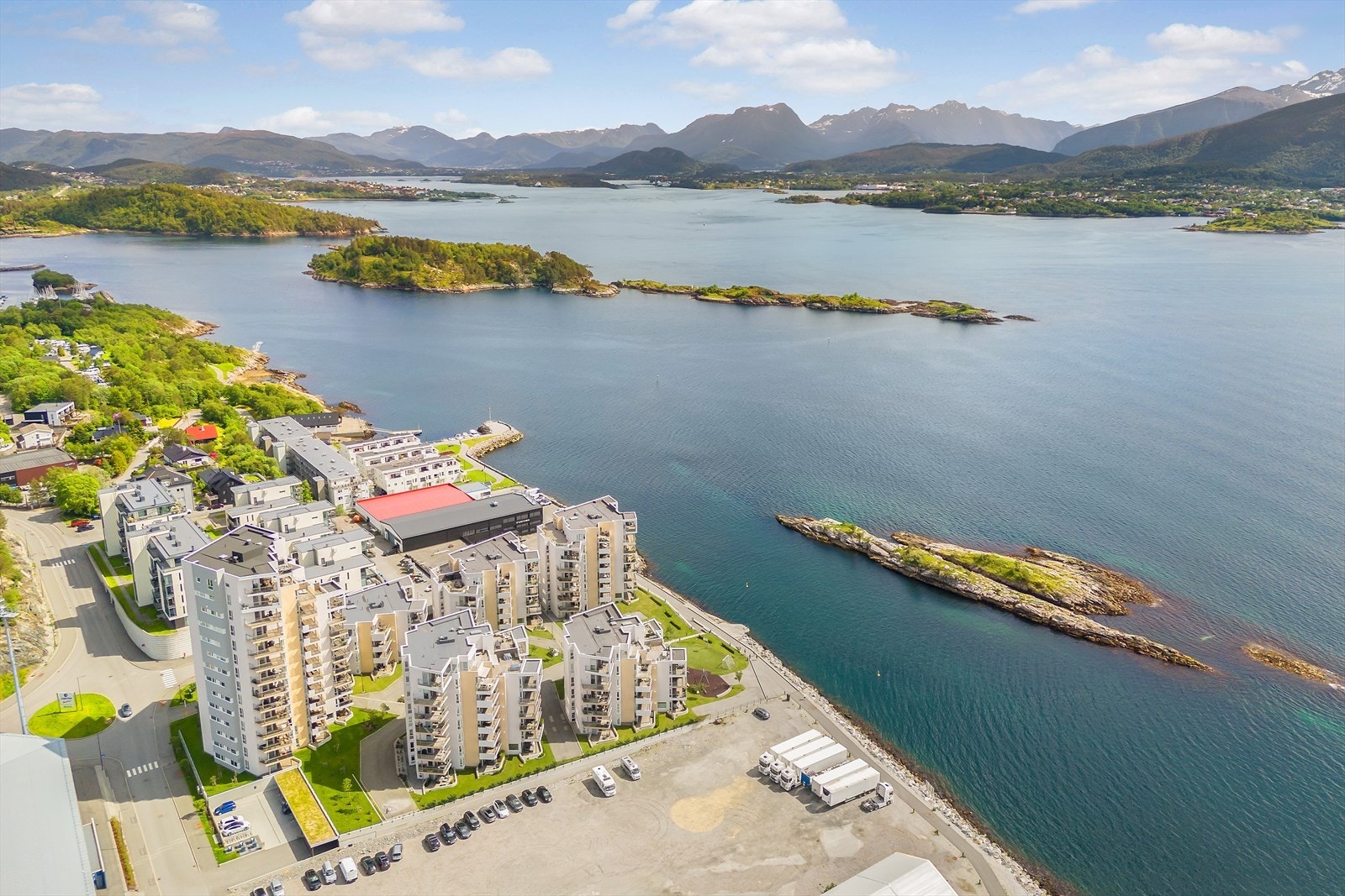 Nærområdet tilbyr både stupetårn, sandvolleyballbane, sandstrand og tangofotball. Galleribilde