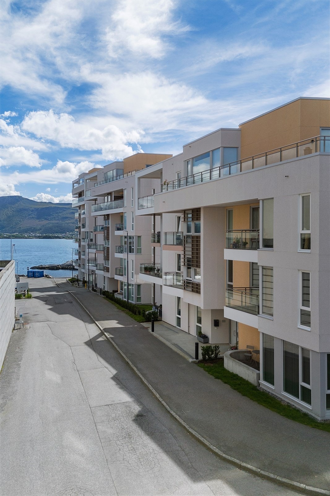Det er inngang via gaten her - lett tilgjengelig for besøkende. Galleribilde