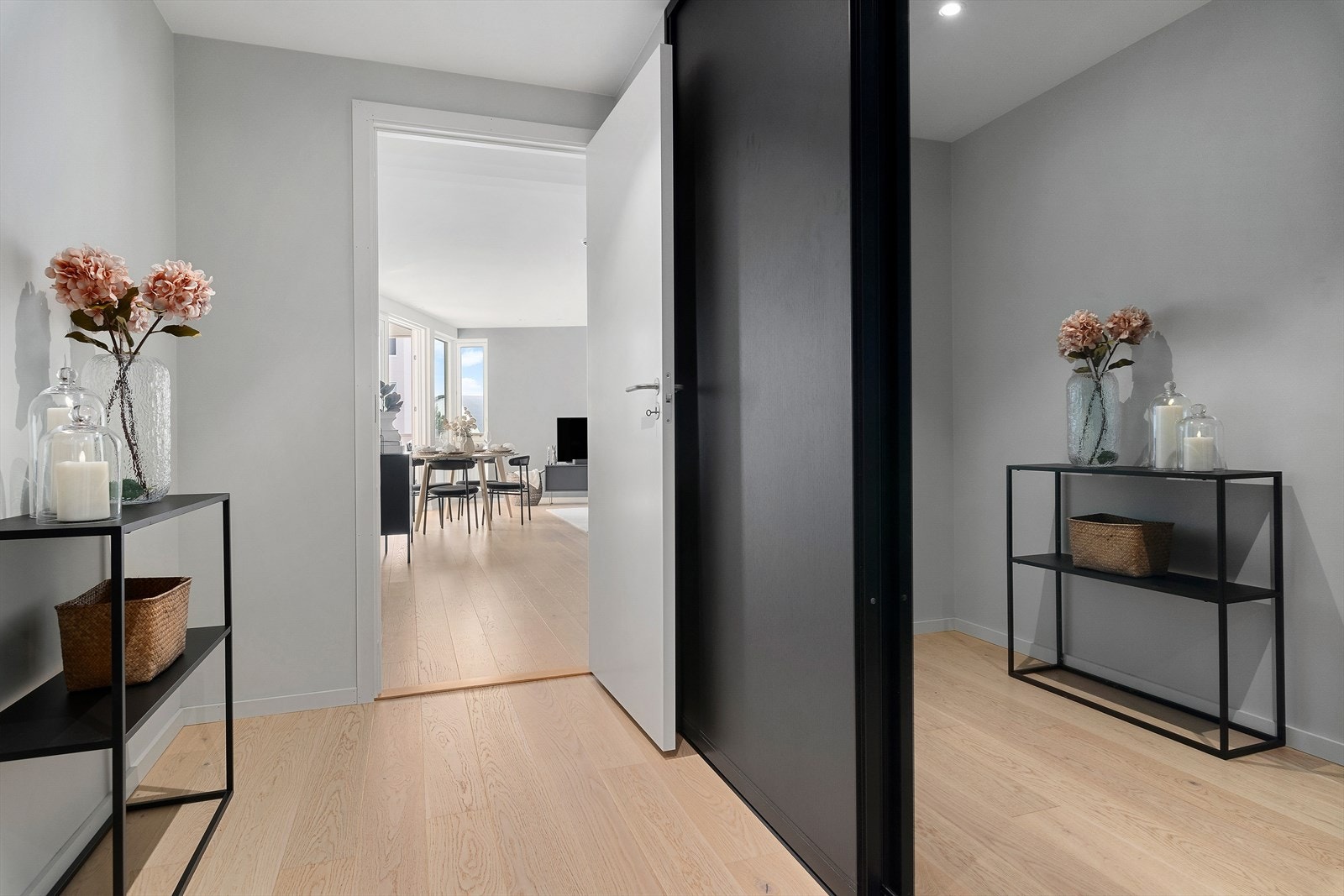 Velkommen inn. Leiligheten har skyvedørsgarderobe og gode oppbevaringsmuligheter. Galleribilde