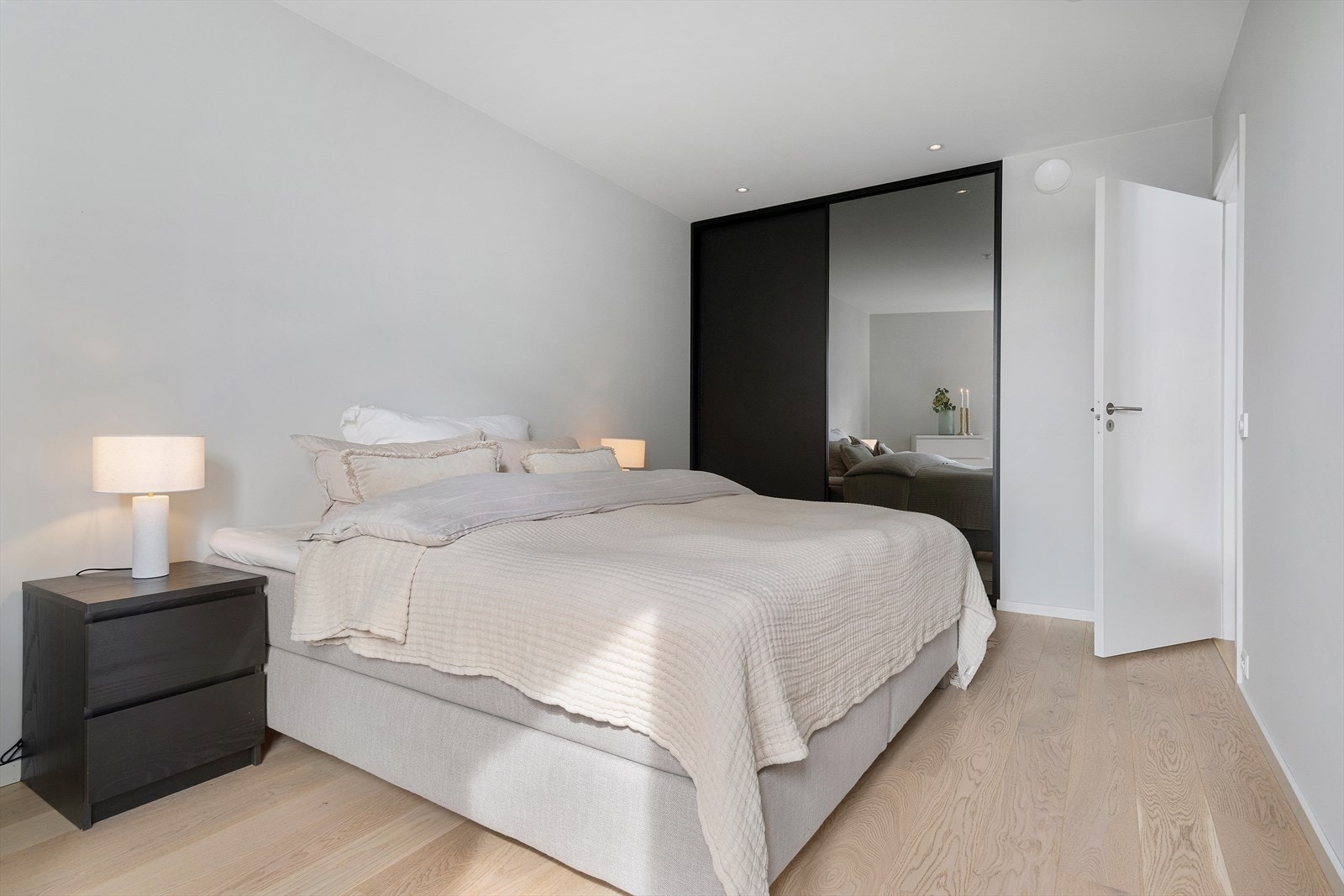 Også her er det montert skyvedørsgarderobe fra LEBA. Spotter slik at blått ikke blir svart. Galleribilde