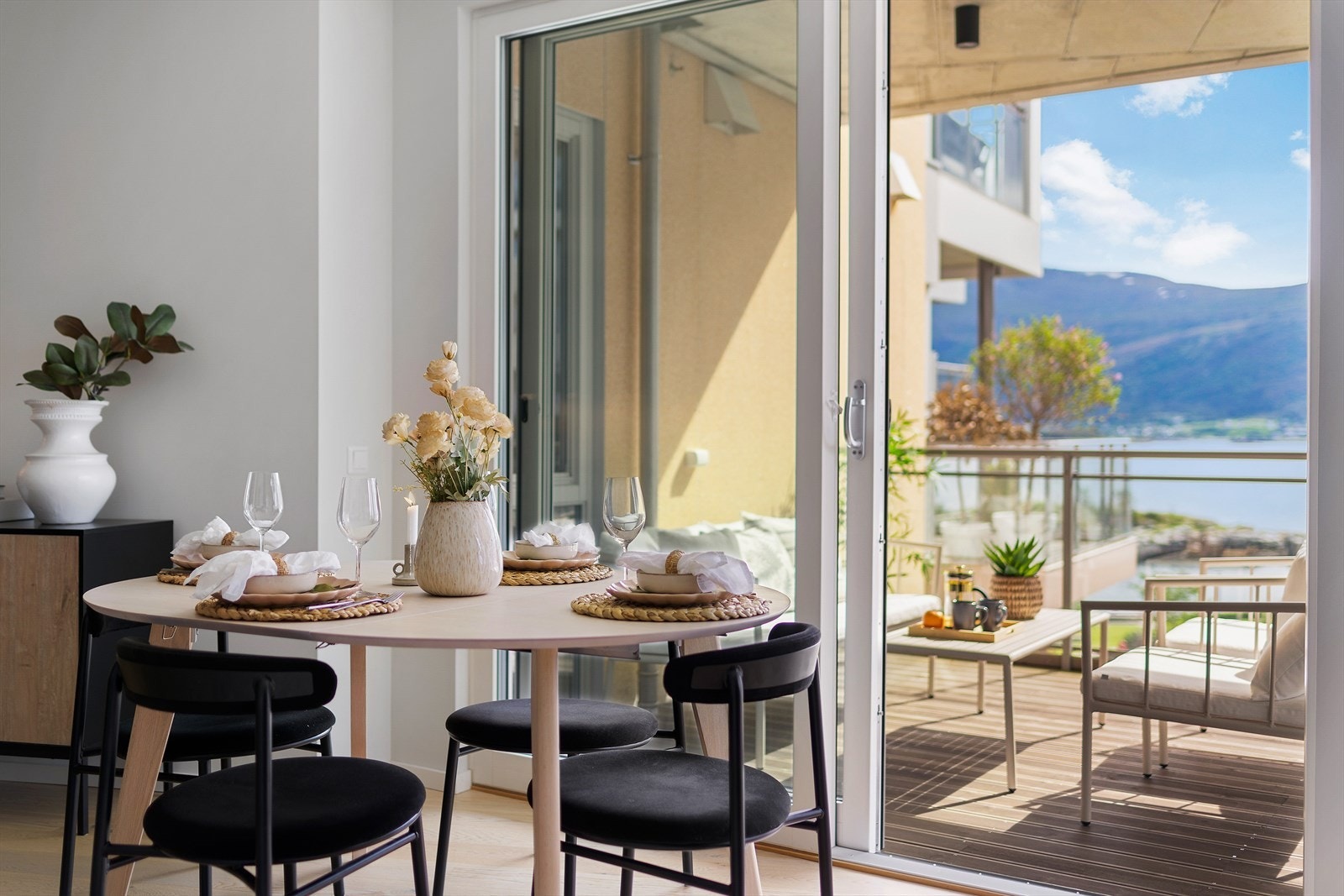 Verandaen tilbyr en fin forlengelse til spisebordet hvor sommermåltidene kan inntas. Galleribilde