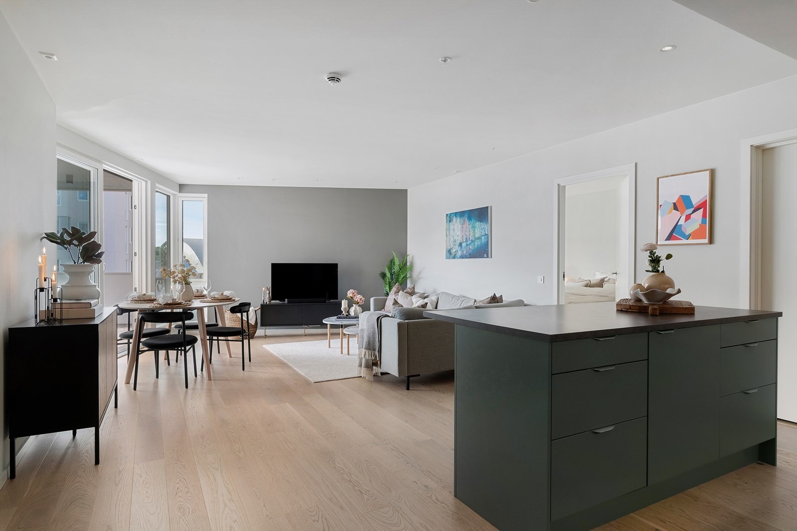 Stuen er utført i en åpen løsning og her får du det trivelig til alle årstider. Galleribilde