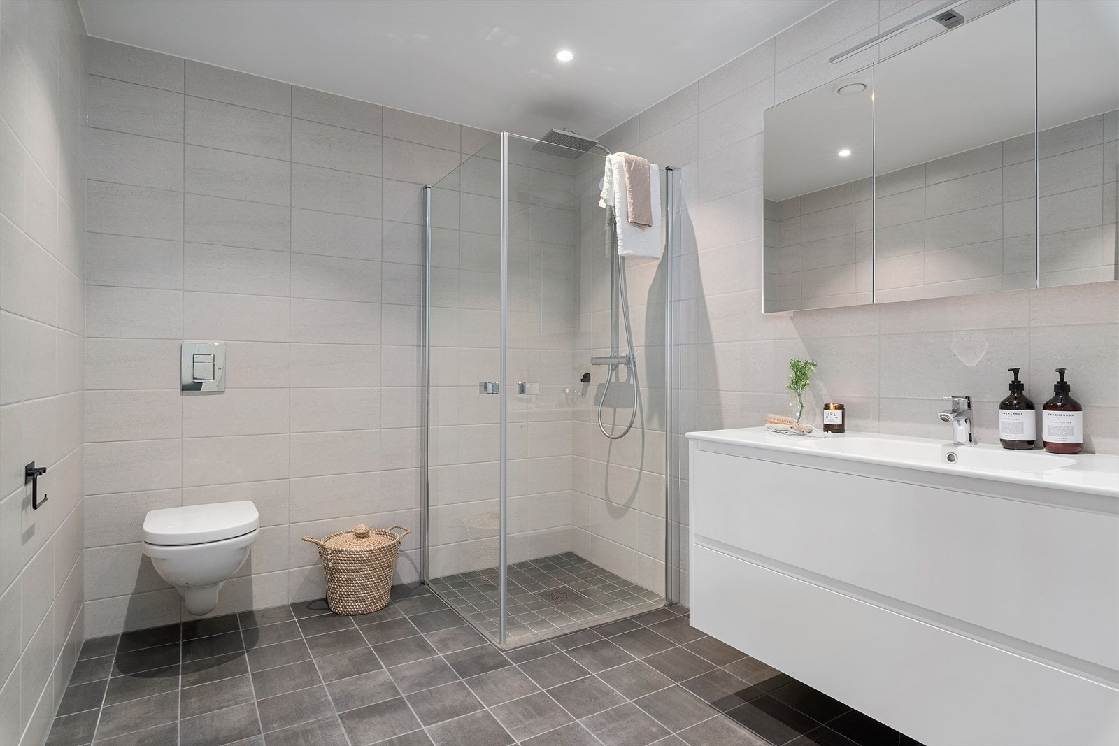 Badet er helfliset med varmekabler i gulvet. Galleribilde