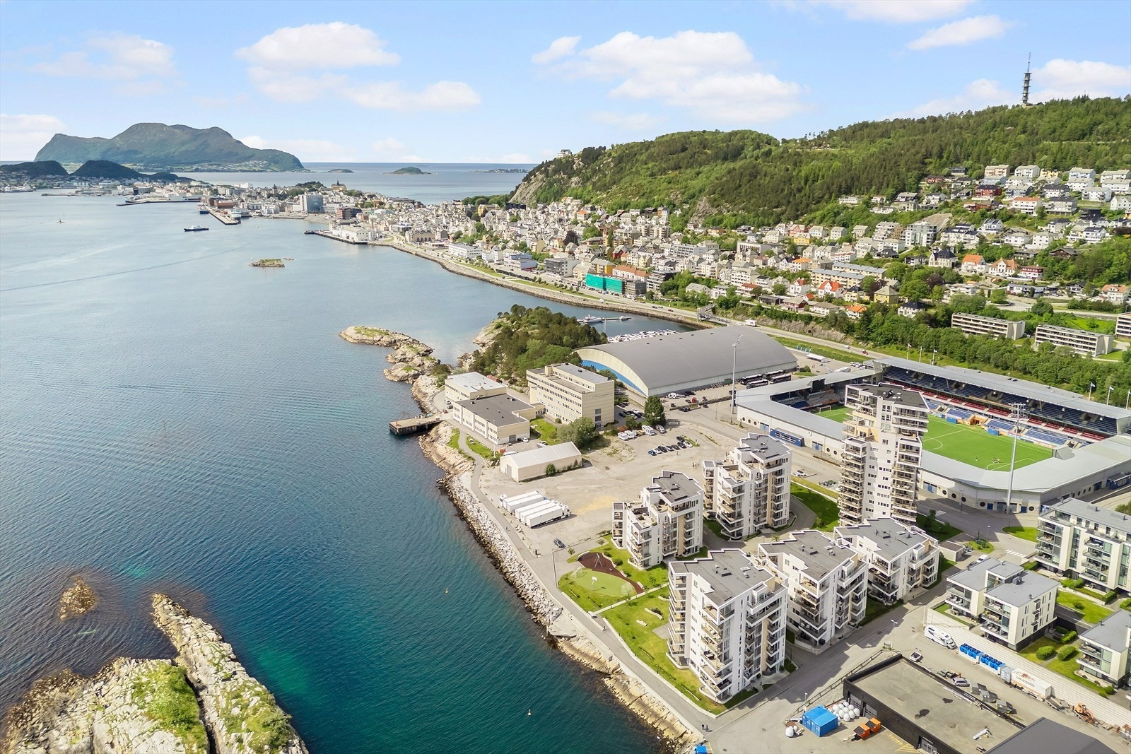 Det er cirka femten minutter til fots til Ålesund sentrum. Galleribilde