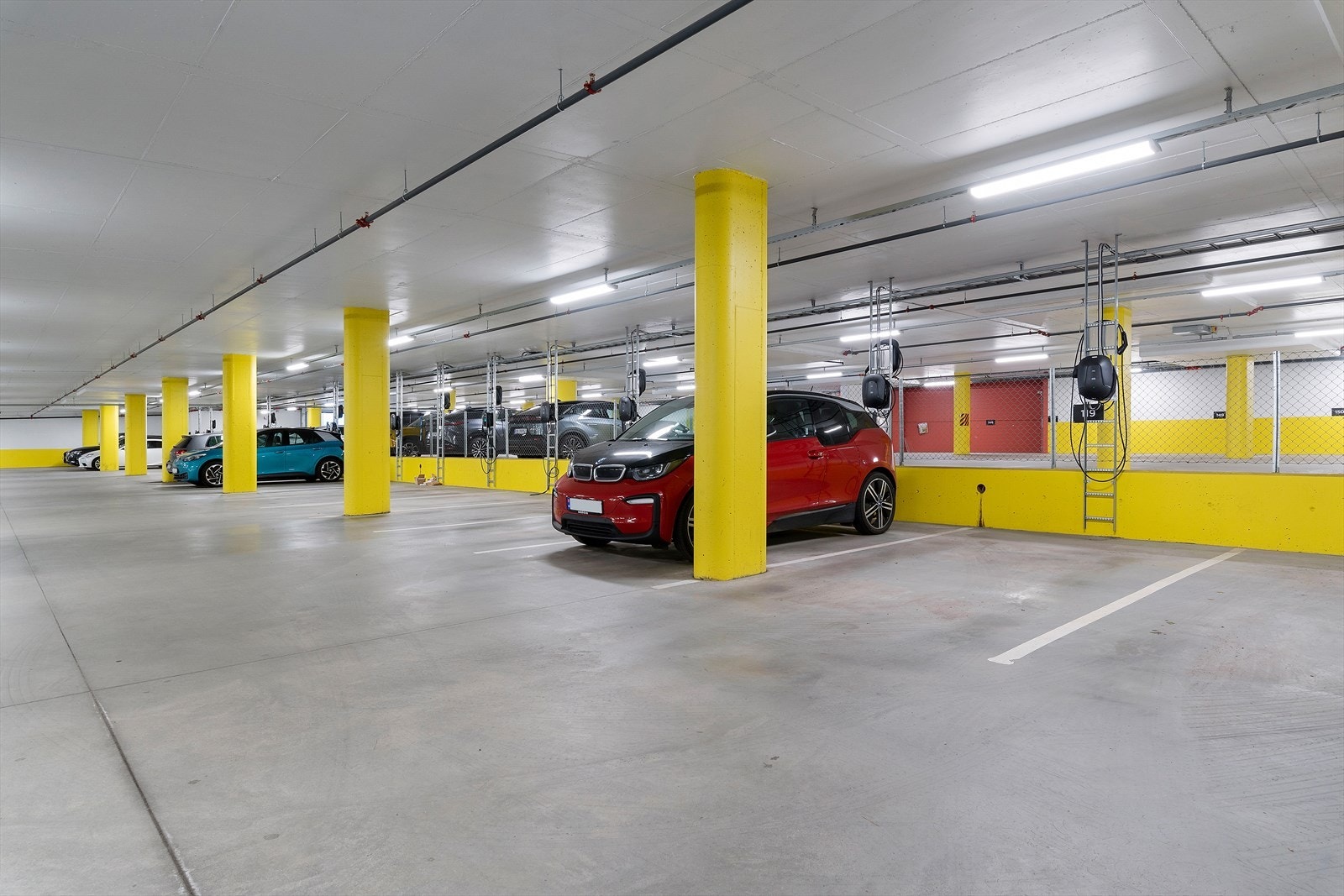 Plass # 119 tilhører leiligheten - med elbillader ferdig installert og klar til bruk. Galleribilde