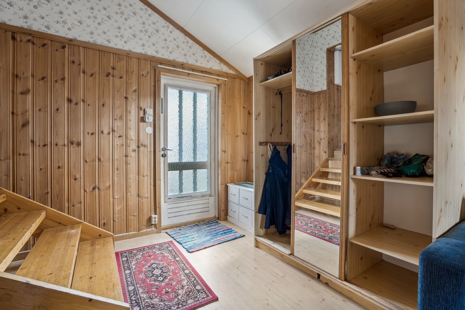 Entre - hybelleiligheten har egen inngang og godt med oppbevaring i gang.