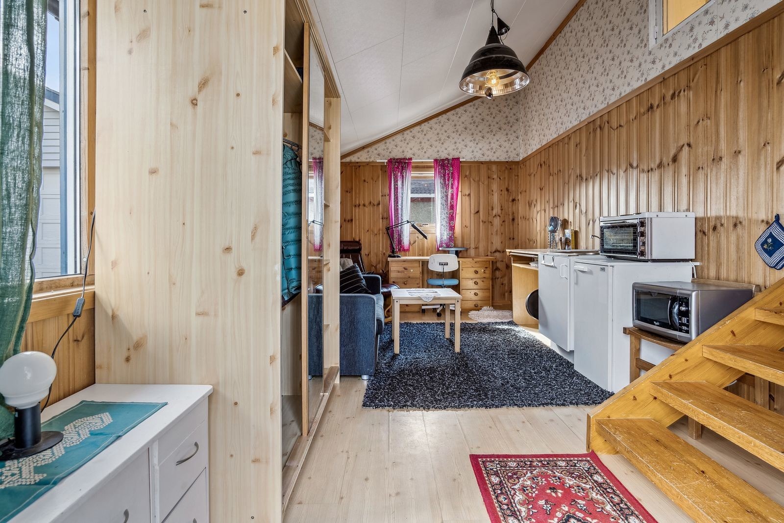 God takhøyde og vinduer med godt lysinnslipp gir en romslig følelse.