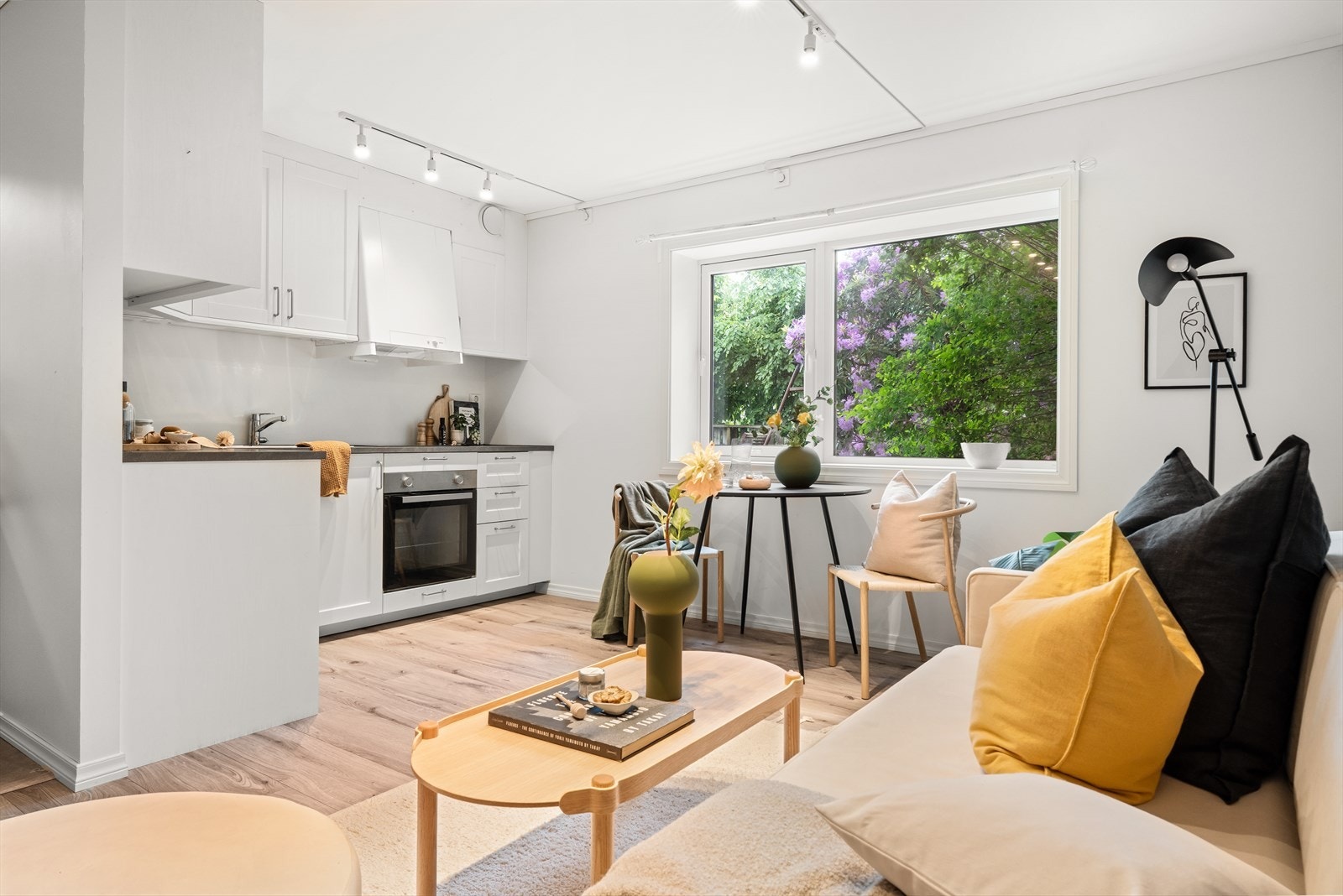 Her har man plass til å innrede med sofagruppe og spisebord. Galleribilde