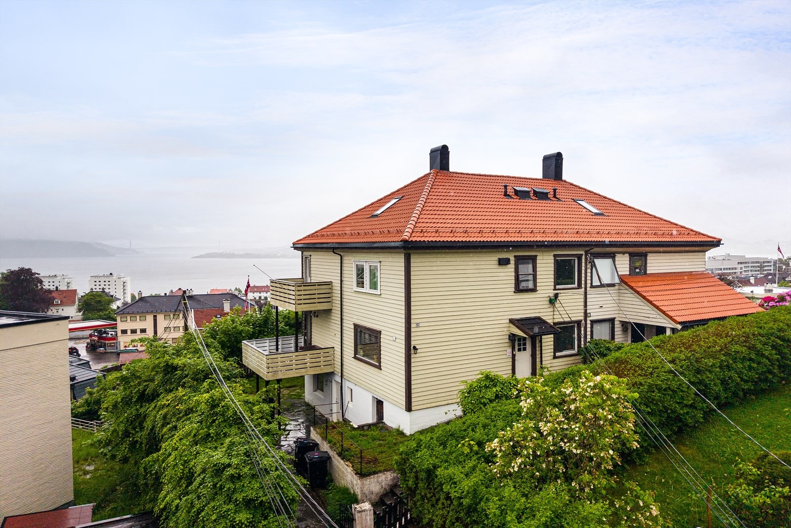 Leiligheten ligger i byggets underetasje og har egen inngang på sørvestsiden. Galleribilde