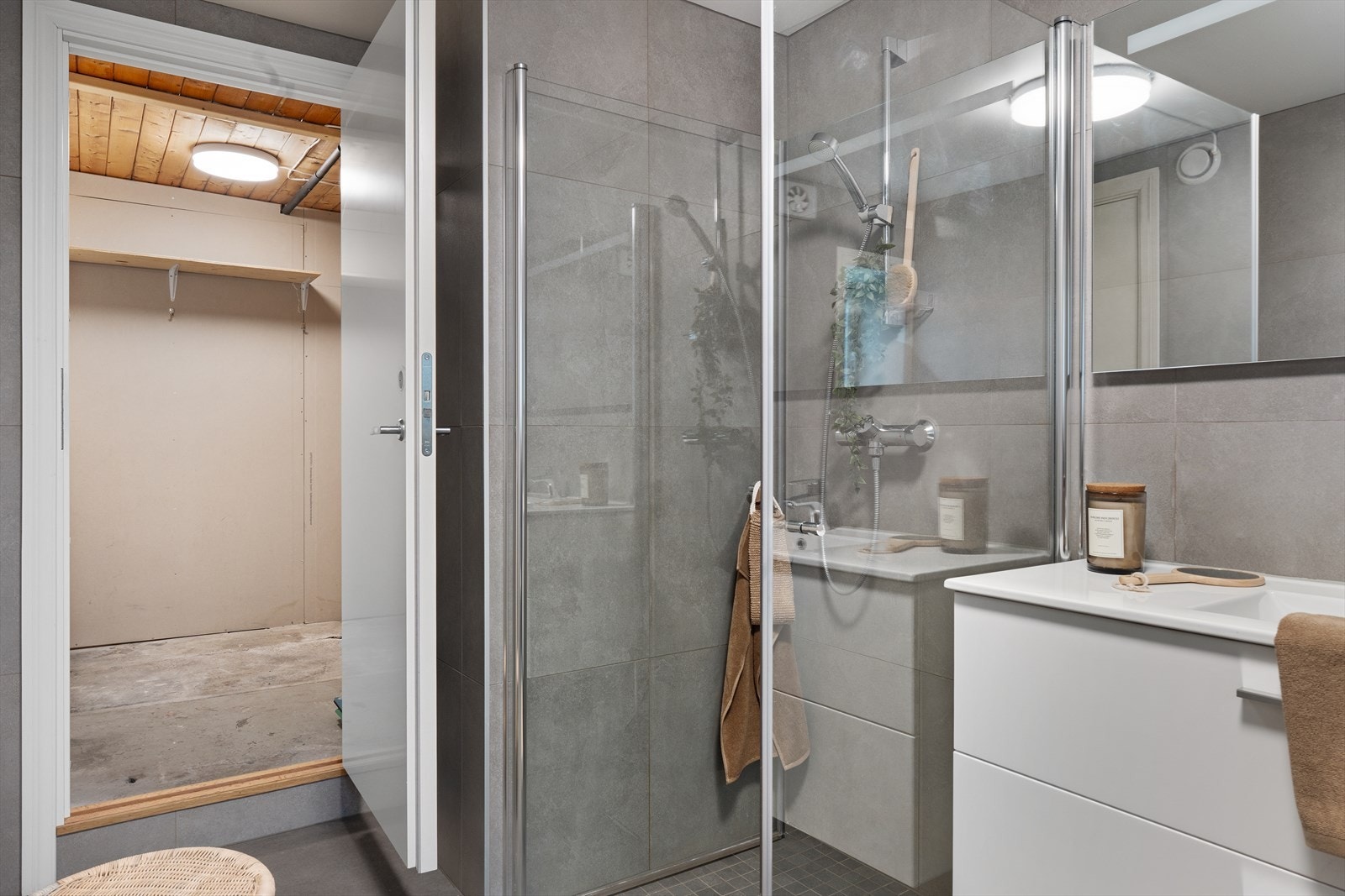 Leiligheten har gode oppbevaringsmuligheter i en romslig innvendig bod med adkomst fra badet. Galleribilde