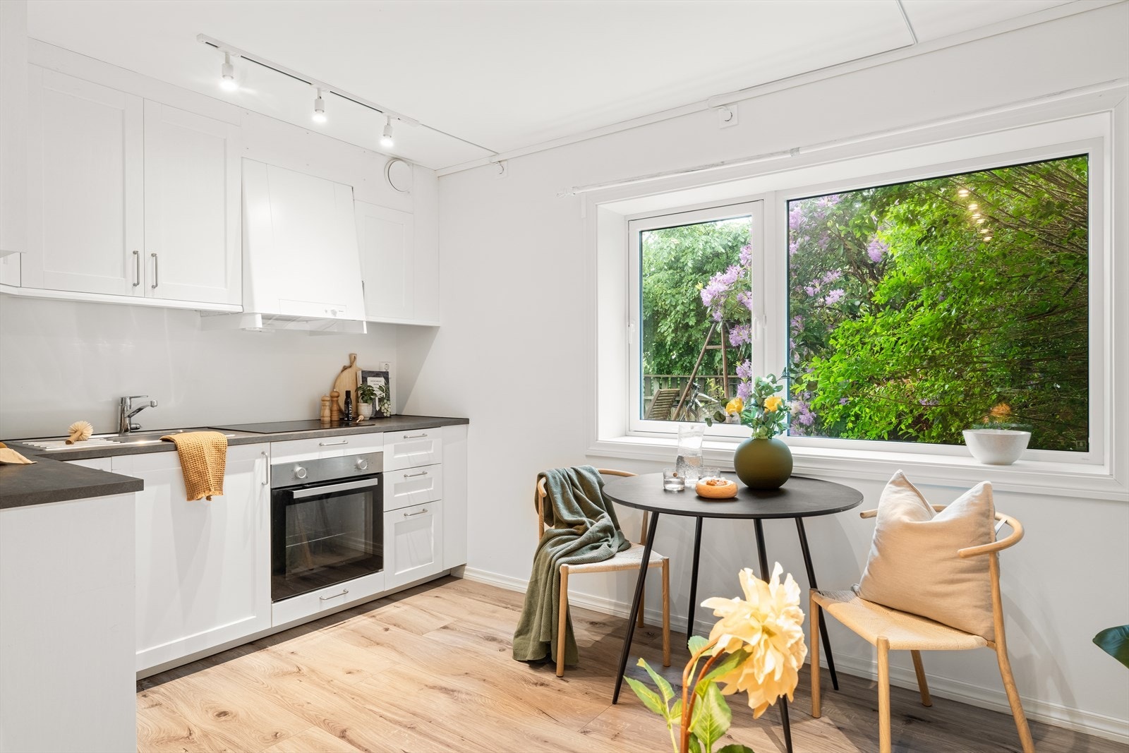 Kjøkkenet er innredet med en tidløs og moderne innredning med hvite, profilerte fronter og laminat benkeplate. Galleribilde