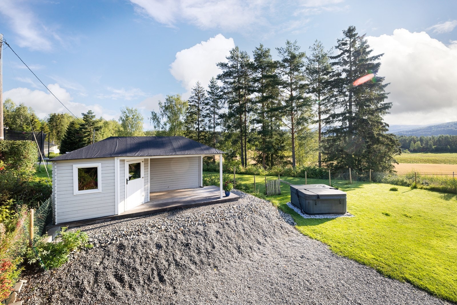 På eiendommen er det også en bod med takoverbygg og uteplass. Galleribilde