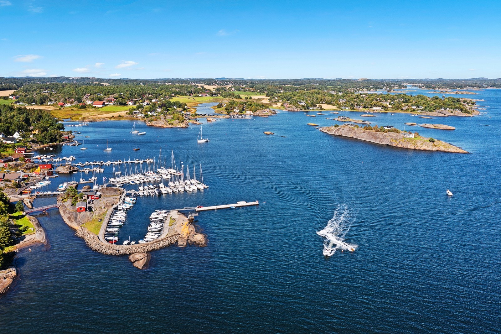Seilerhytta ligger i Viksfjord - Larviks flotteste skjærgård - Båtplasser, restaurant og fantastisk krabbefiske Galleribilde