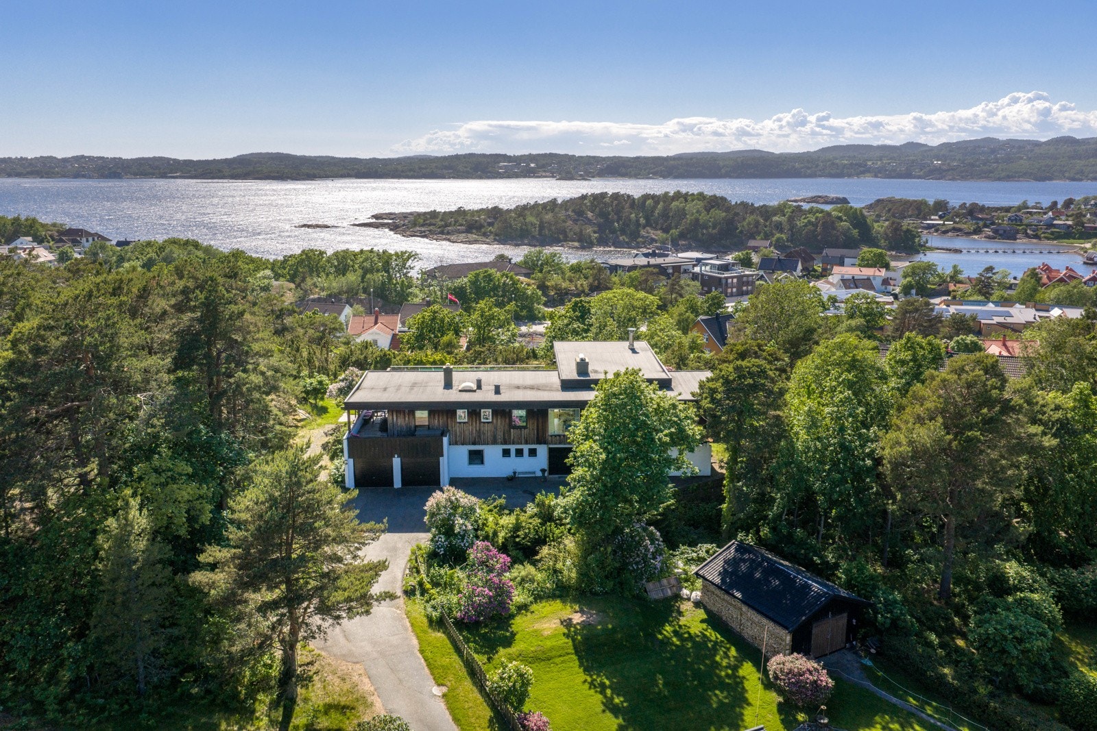 Her bor du helt usjenert med fantastisk utsikt over sjøen og inn mot Larvik sentrum Galleribilde