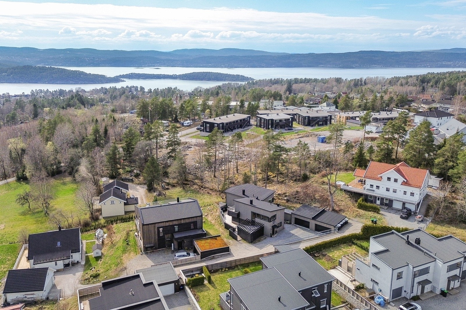 Kort vei til trening, restaurant og stranda. Ellers et fint utgangspunkt for korte turer i skogen. Galleribilde