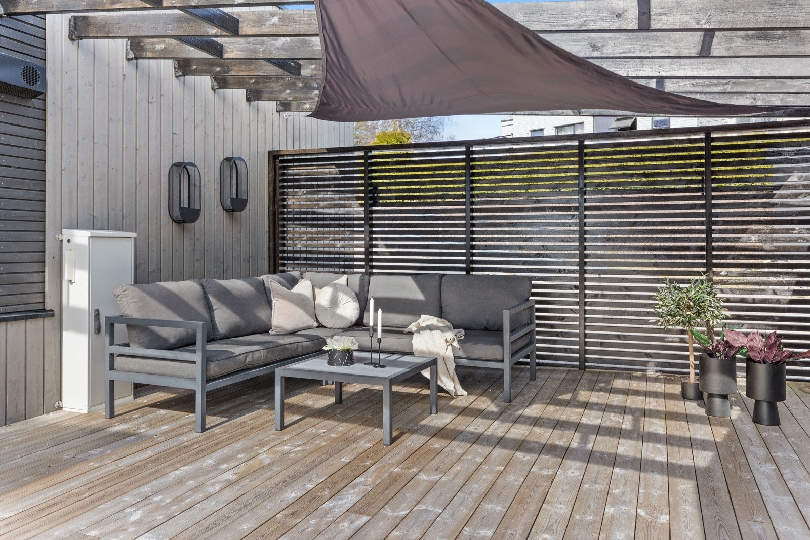 En skjermet sone med pergola og seil for litt mer skygge. Også skjermet og tilbaketrukket fra naboer. Galleribilde
