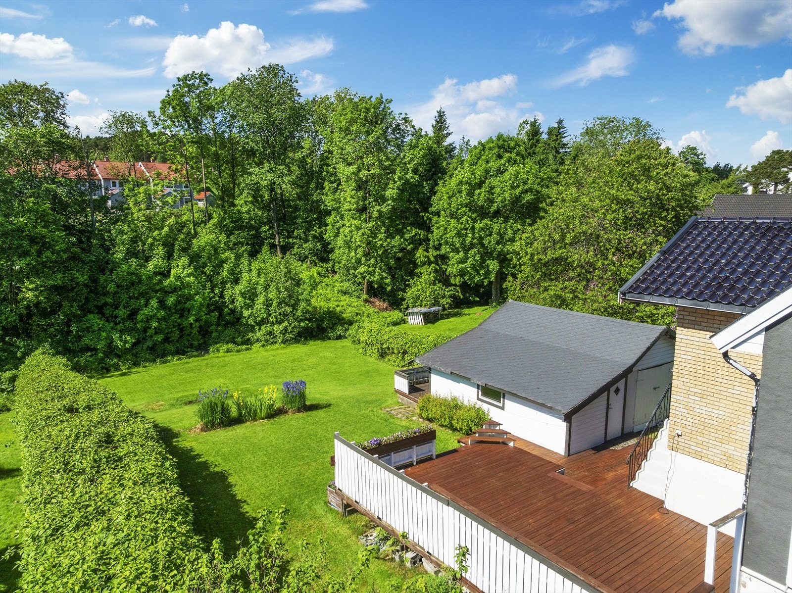 Romslig terrasse med god plass til flere sittegrupper Galleribilde