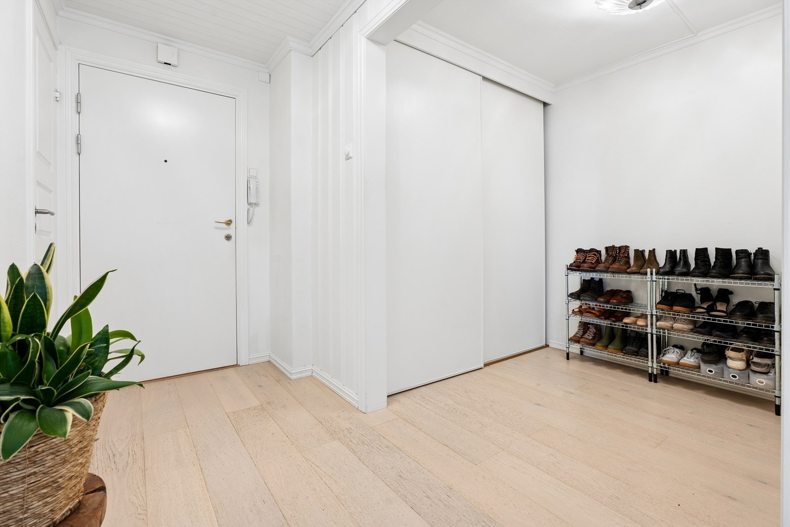 Romslig entré med en stor skyvedørsgarderobe for yttertøy og sko. Leilighetsdøren er brann- og lydklassifisert. Galleribilde