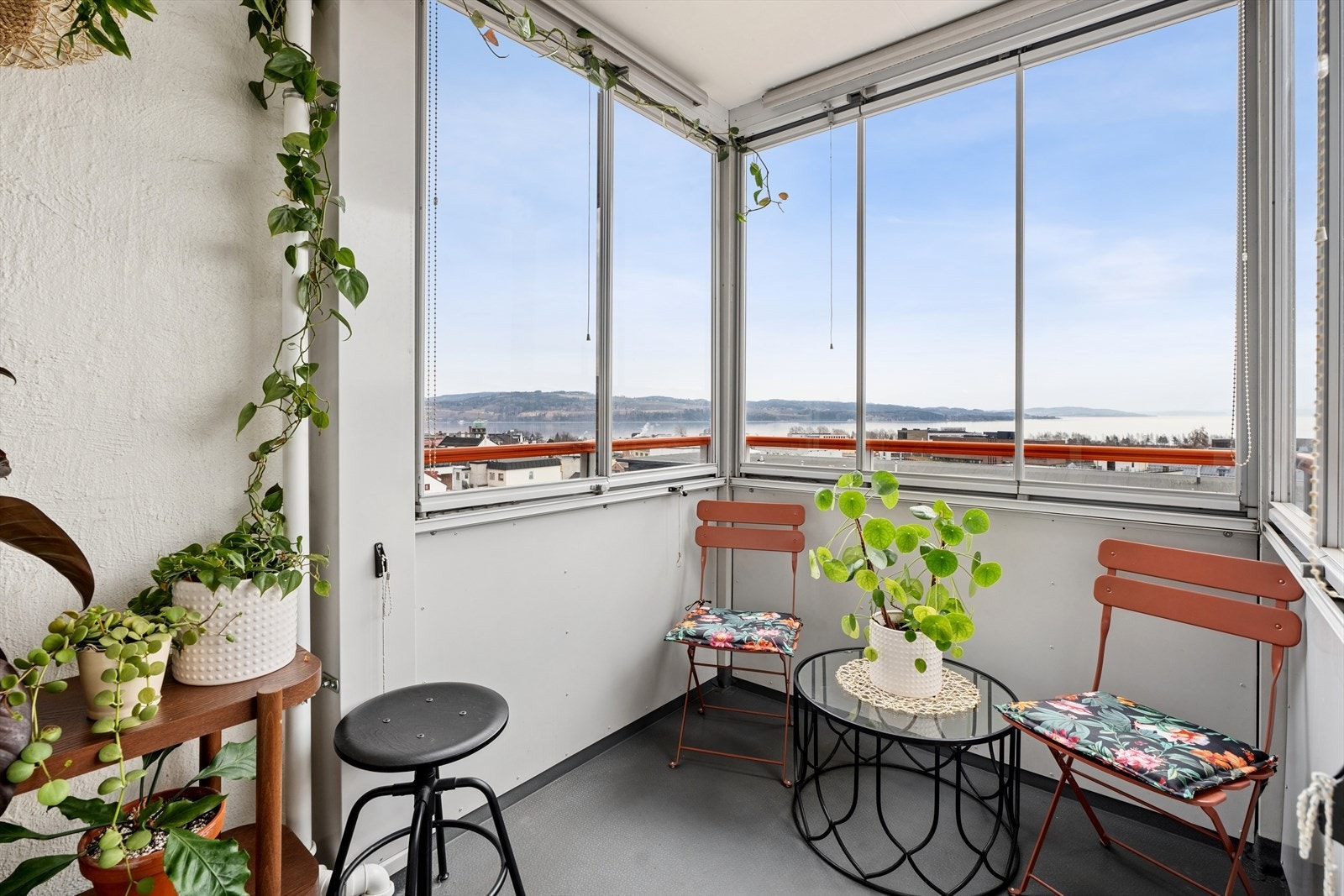 Balkongen er en lun og skjermet uteplass med plass til en liten sittegruppe. Galleribilde