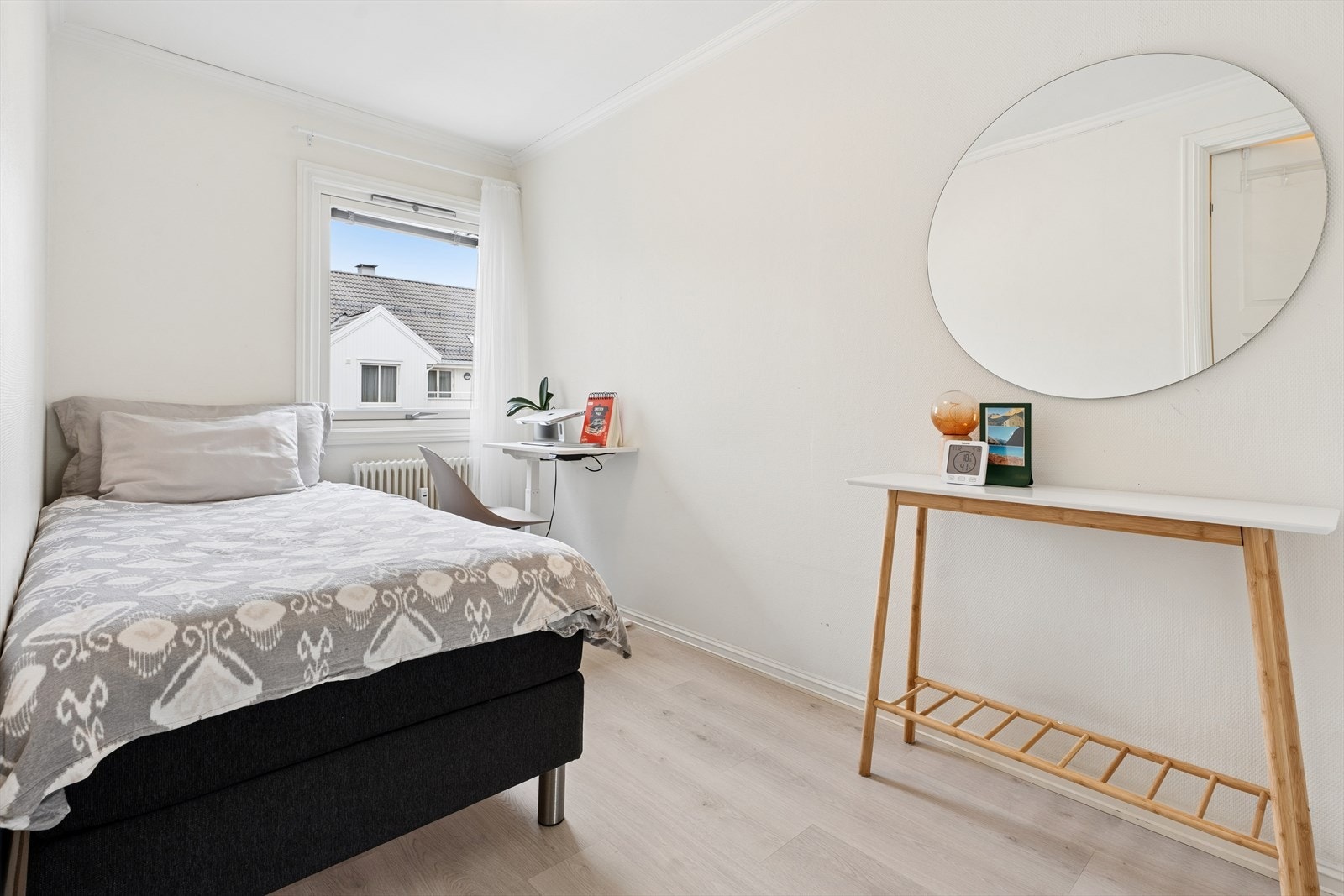 Også her er det parkett på gulvet og en skyvedørsgarderobe. Galleribilde