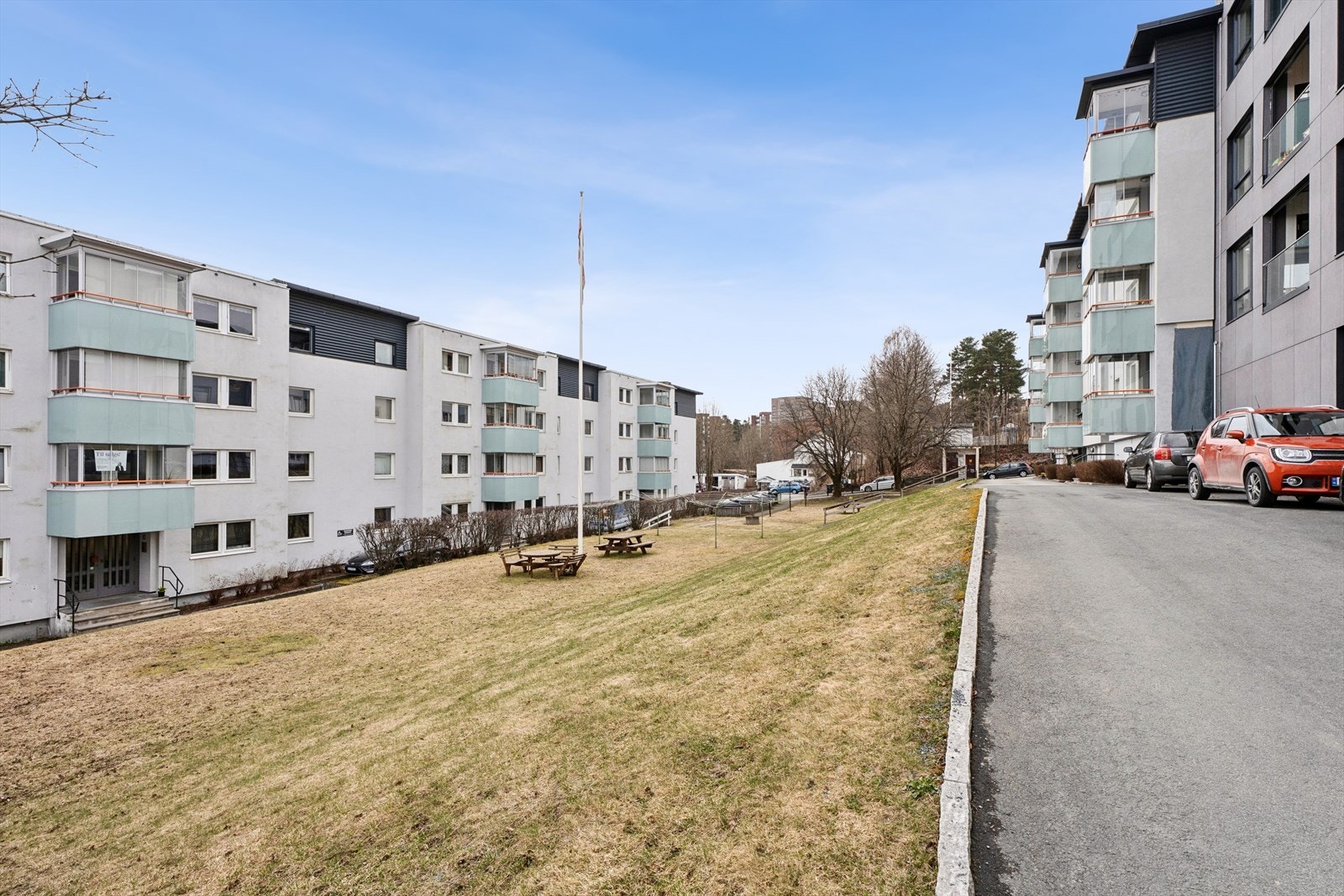 Borettslaget disponerer 6 garasjer som kan leies ut til andelseiere etter ansiennitet. Galleribilde