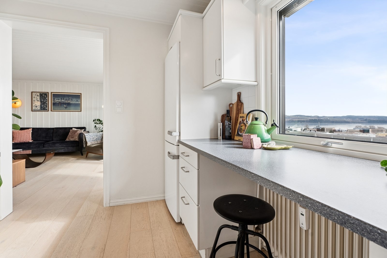 En praktisk spiseplass ved vinduet gir en fin start på dagen. Galleribilde