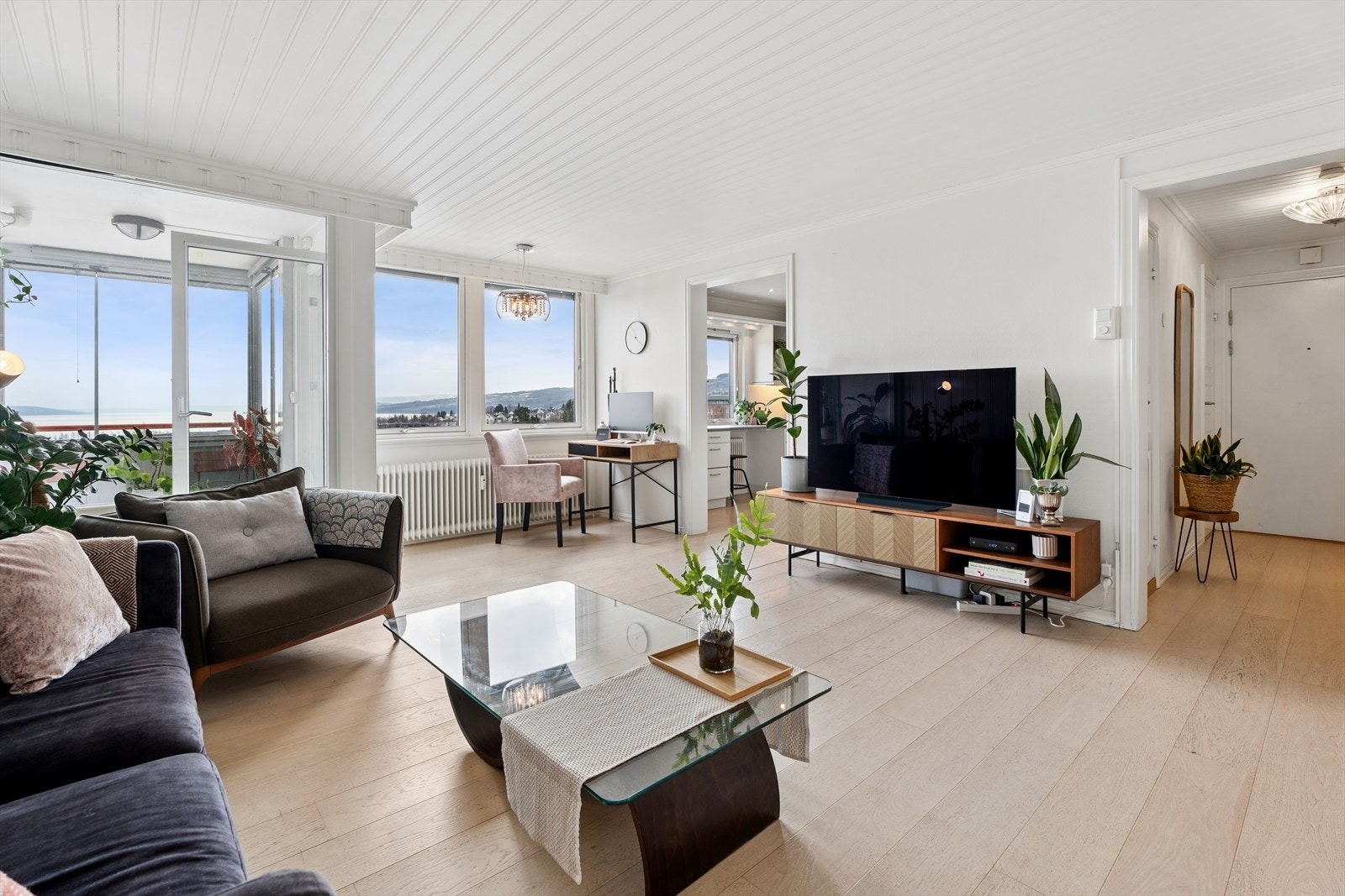 Velkommen til Skolegata 10 E! En lys og gjennomgående 3-roms leilighet i 4. etasje med innglasset balkong og en flott utsikt over Mjøsa. Foto: Andreas Ellingsen for Efkt Galleribilde