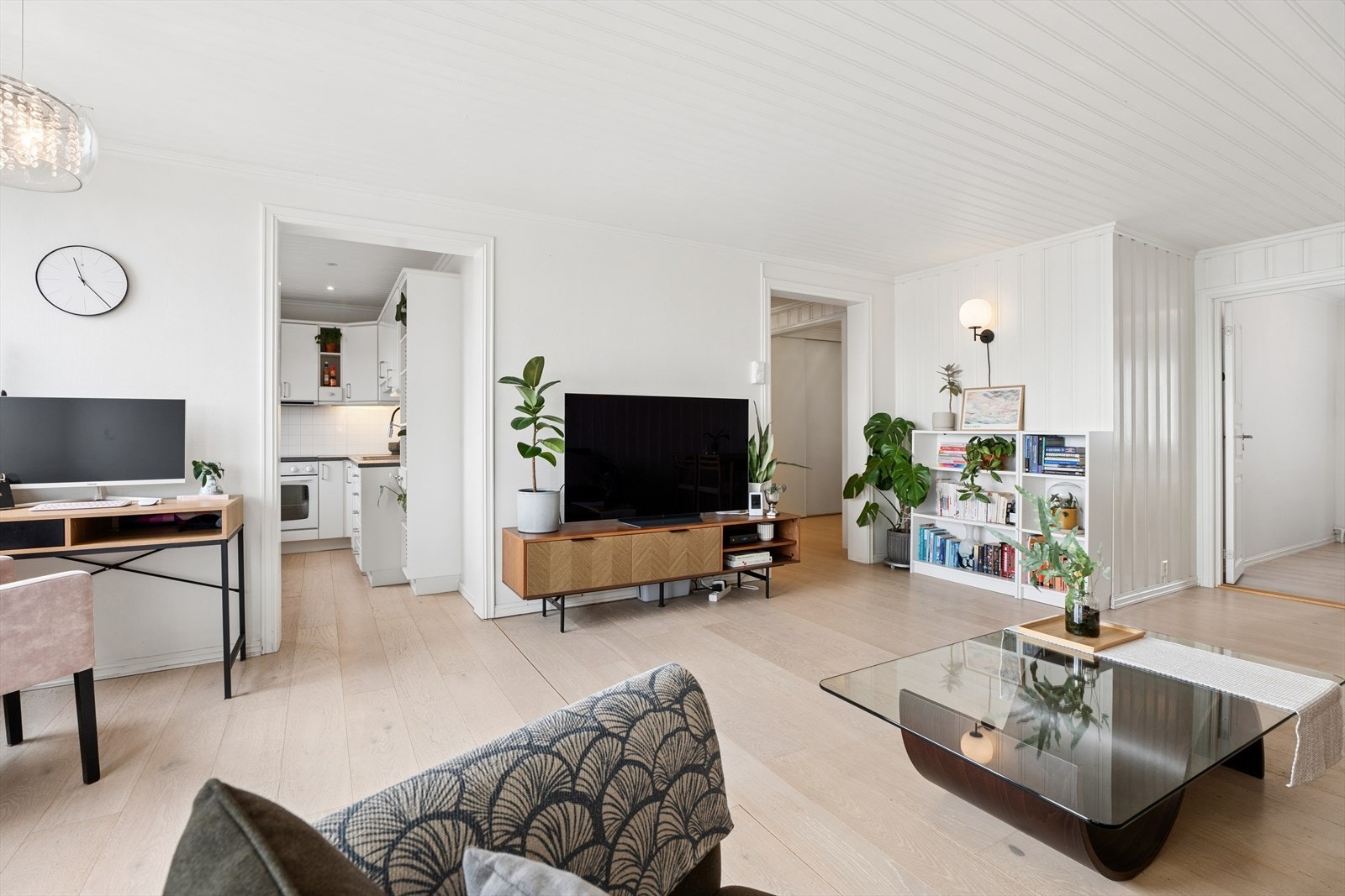 Stuen er et lyst og sosialt samlingspunkt, med åpen forbindelse mot både entré og kjøkken. Galleribilde