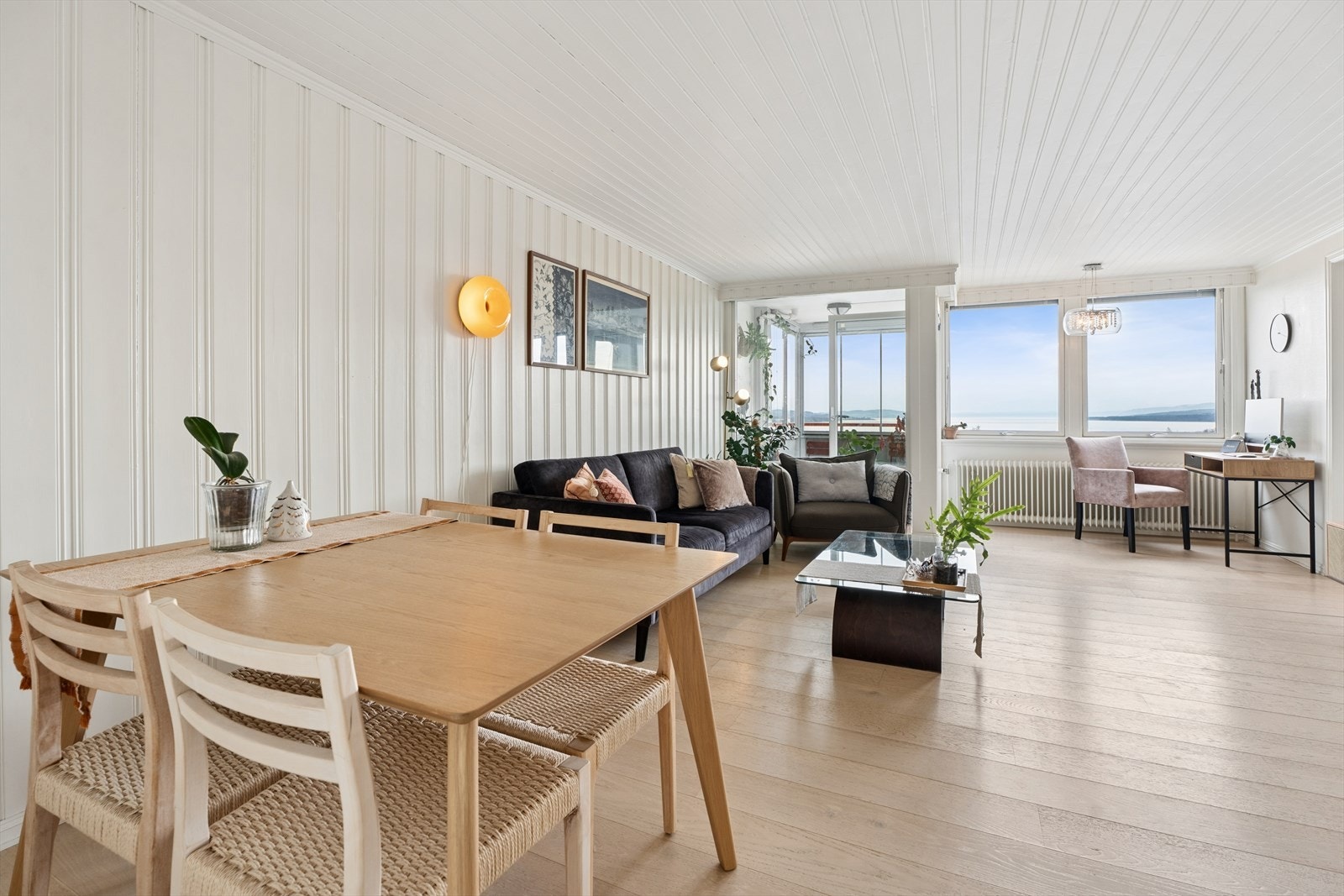 Stuen har god plass til både spisebord og sofagruppe. Veggene har panel, og oppvarming skjer via radiatorer tilknyttet fjernvarme. Galleribilde