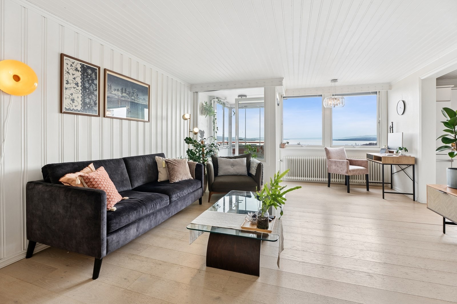De store vindusflatene består av trevinduer med 2-lags isolerglass fra 2013. Galleribilde