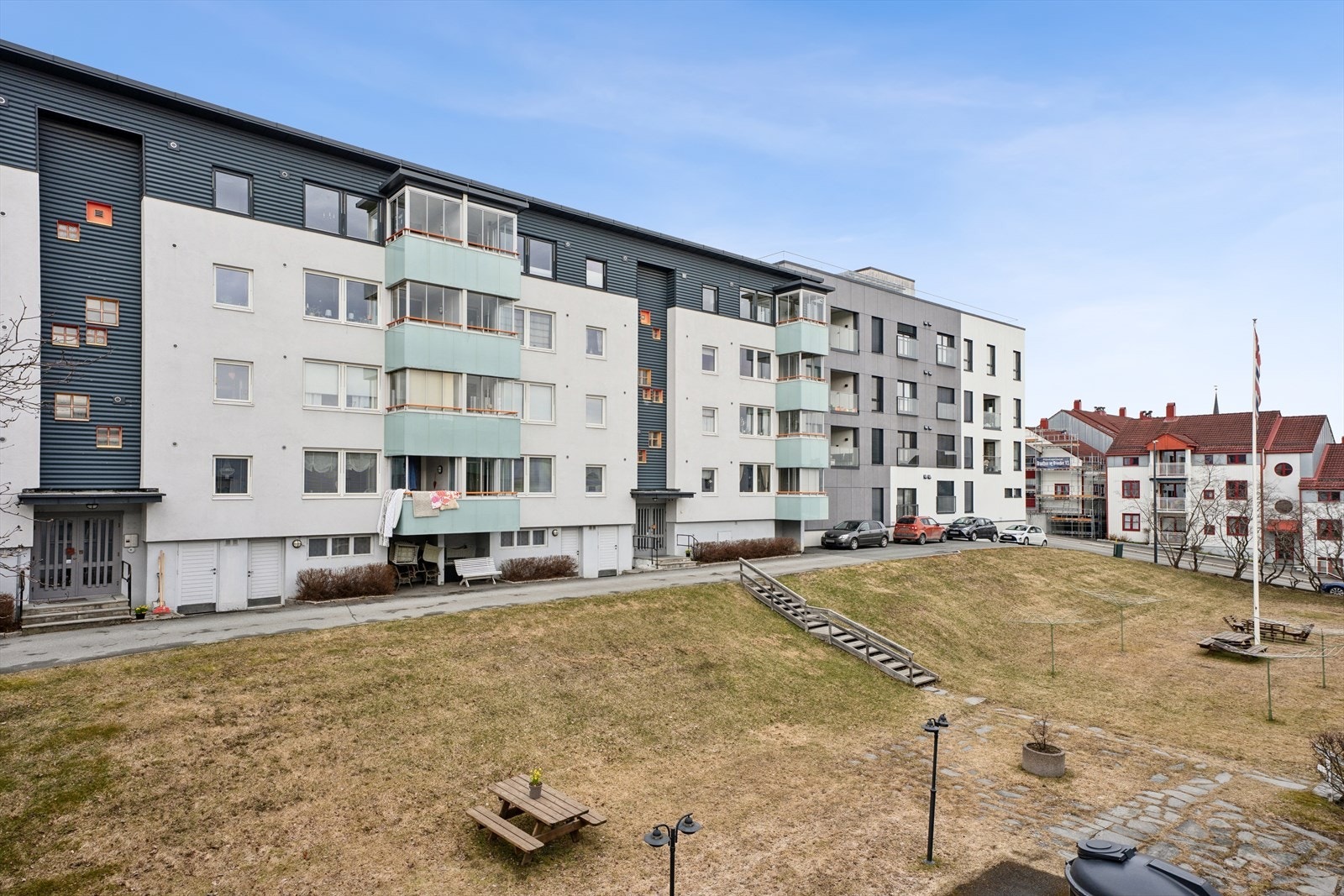 Bygget har en fasade som ble rehabilitert i 2006. Borettslaget har opparbeidede grøntarealer til felles bruk. Galleribilde