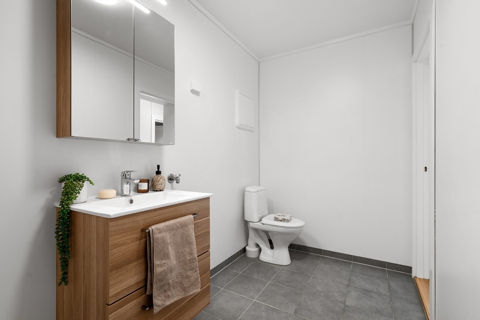 Badet er utstyrt med opplegg for vaskemaskin. Galleribilde