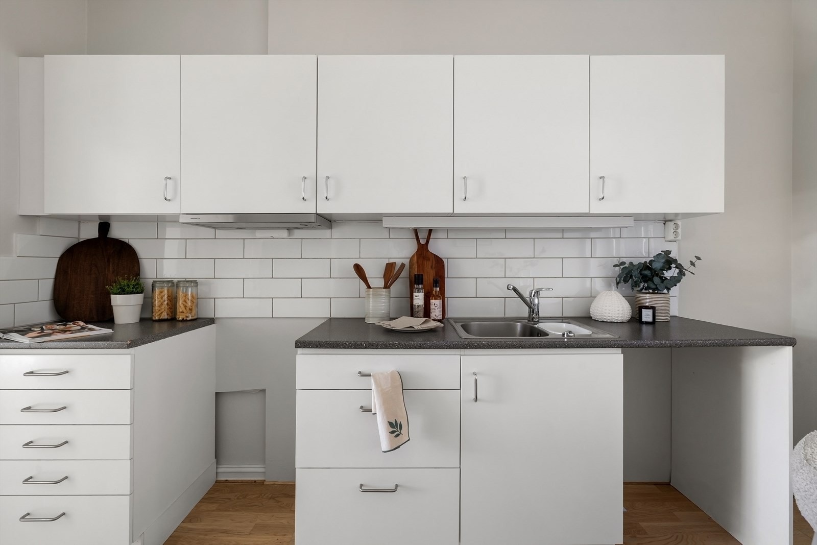 Kjøkkenet har plass til oppvaskmaskin og komfyr. Galleribilde