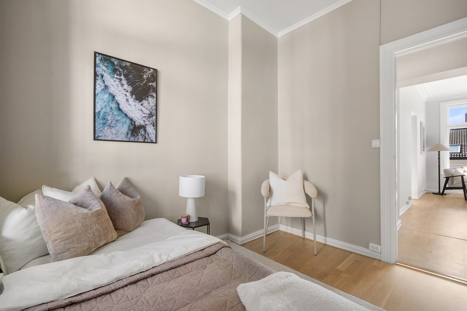 Rommet har plass til en stor seng og garderobeskap. Galleribilde