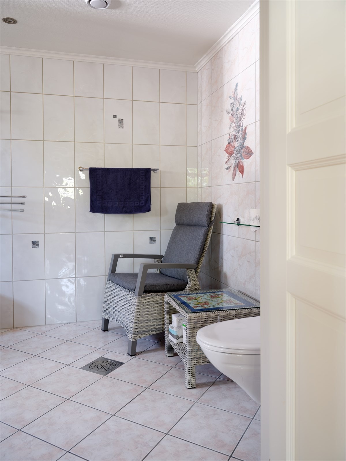 Dette badet har flislagt gulv med vannbåren gulvvarme og vegghengt toalett. Galleribilde