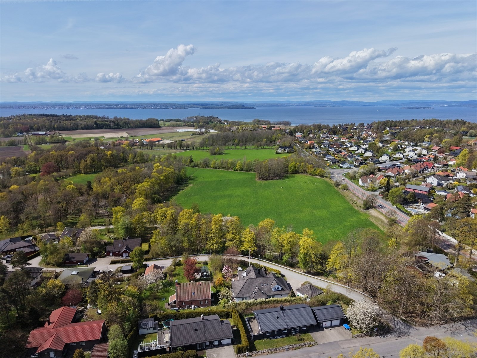 Jeløya byr på et unikt utgangspunkt for å utforske både det søndre kulturlandskapet og den urørte naturen i nord. Galleribilde