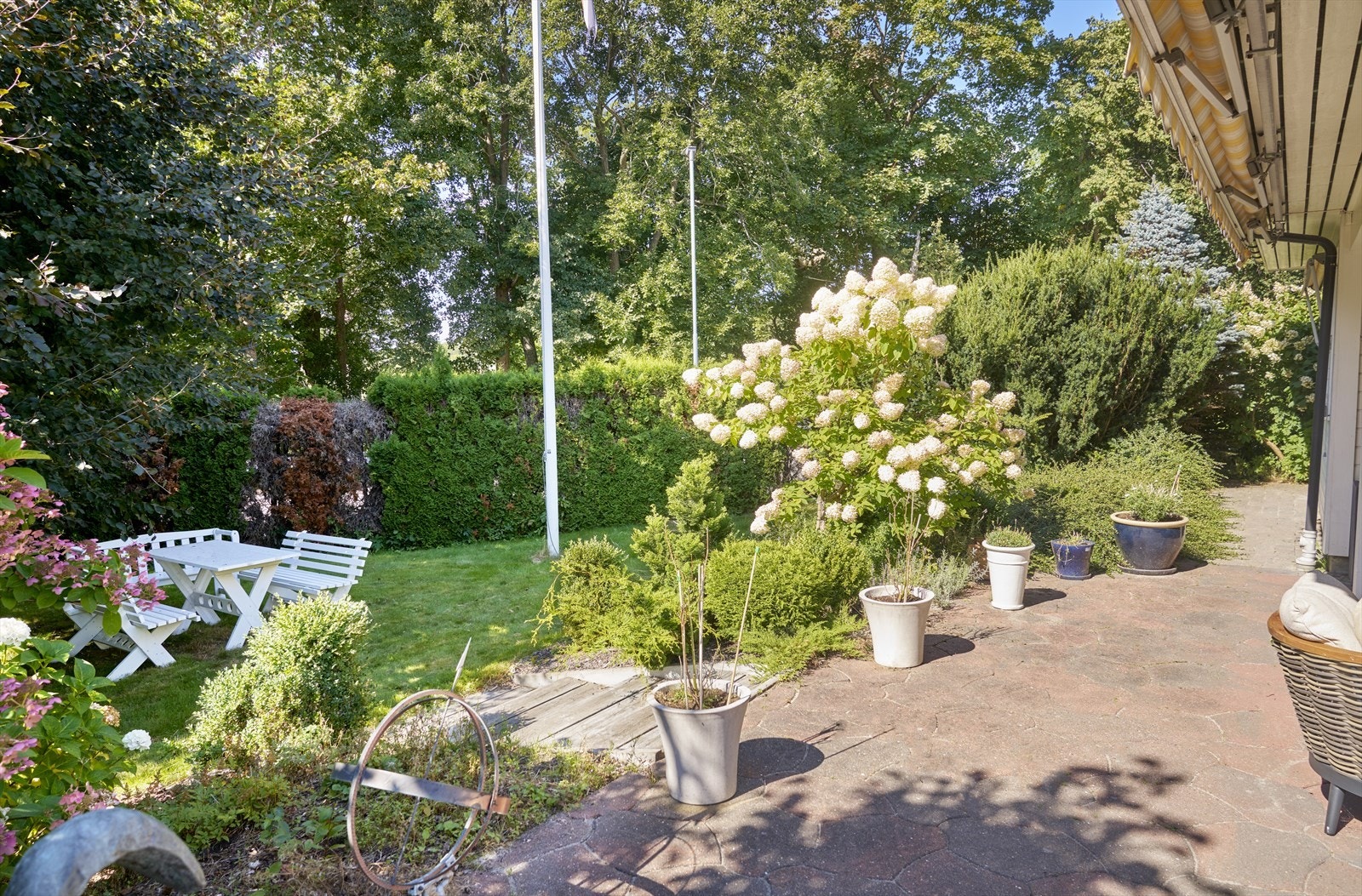 Uteplassen har direkte utgang fra både stue og spisestue. Galleribilde