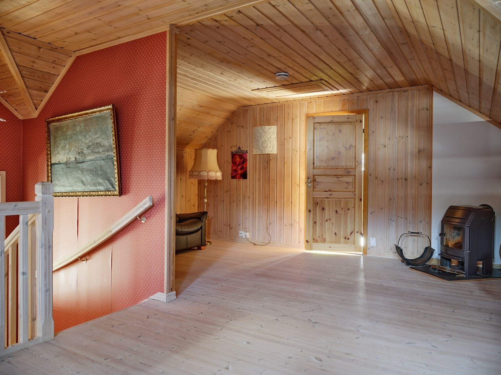 En vedovn i loftstuen sørger for ekstra varme og hygge. Galleribilde